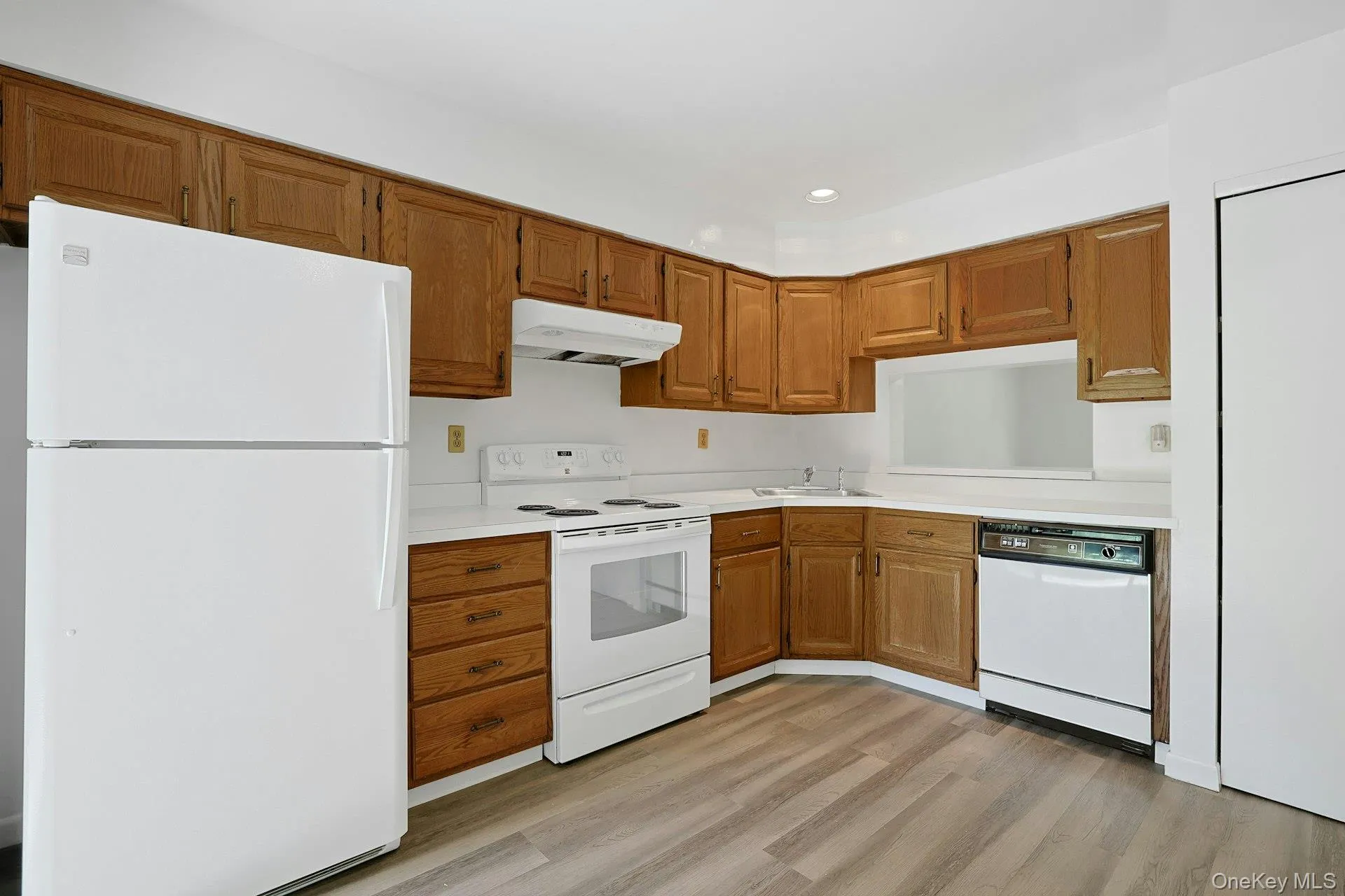 On the right, we can see the convenient pantry. On the right, we can see the convenient pantry.