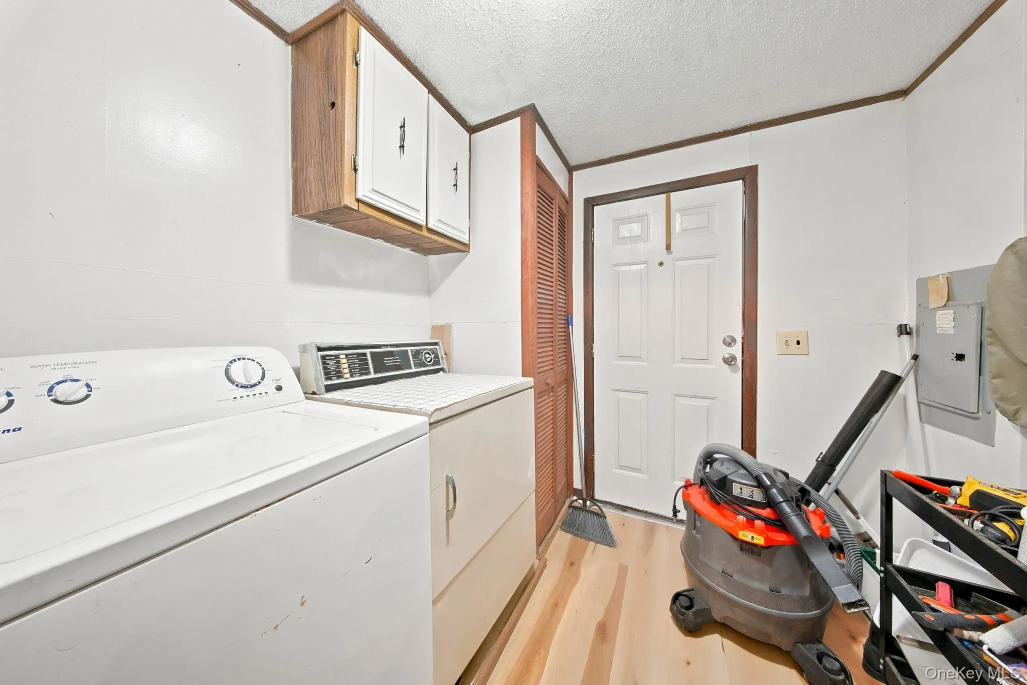 Washer Dryer separate room off the hallway. Washer Dryer separate room off the hallway.