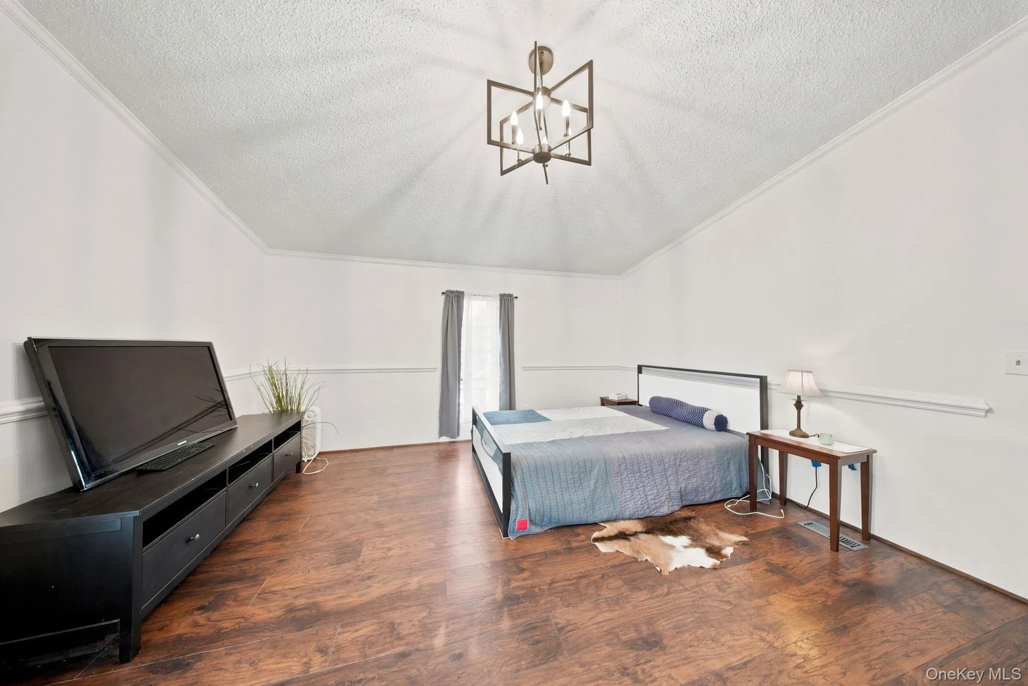 Large Bedroom with walk in closet and private bathroom Large Bedroom with walk in closet and private bathroom