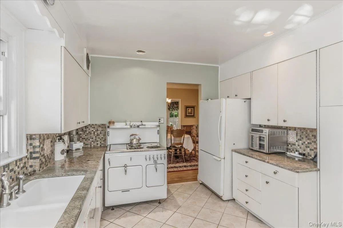 40-29 217th Street, New York, NY, 3 Bedrooms Bedrooms, 9 Rooms Rooms,1 BathroomBathrooms,Residential,For Rent,217th,0,1013865 40-29 217th Street, New York, NY, 3 Bedrooms Bedrooms, 9 Rooms Rooms,1 BathroomBathrooms,Residential,For Rent,217th,0,1013865