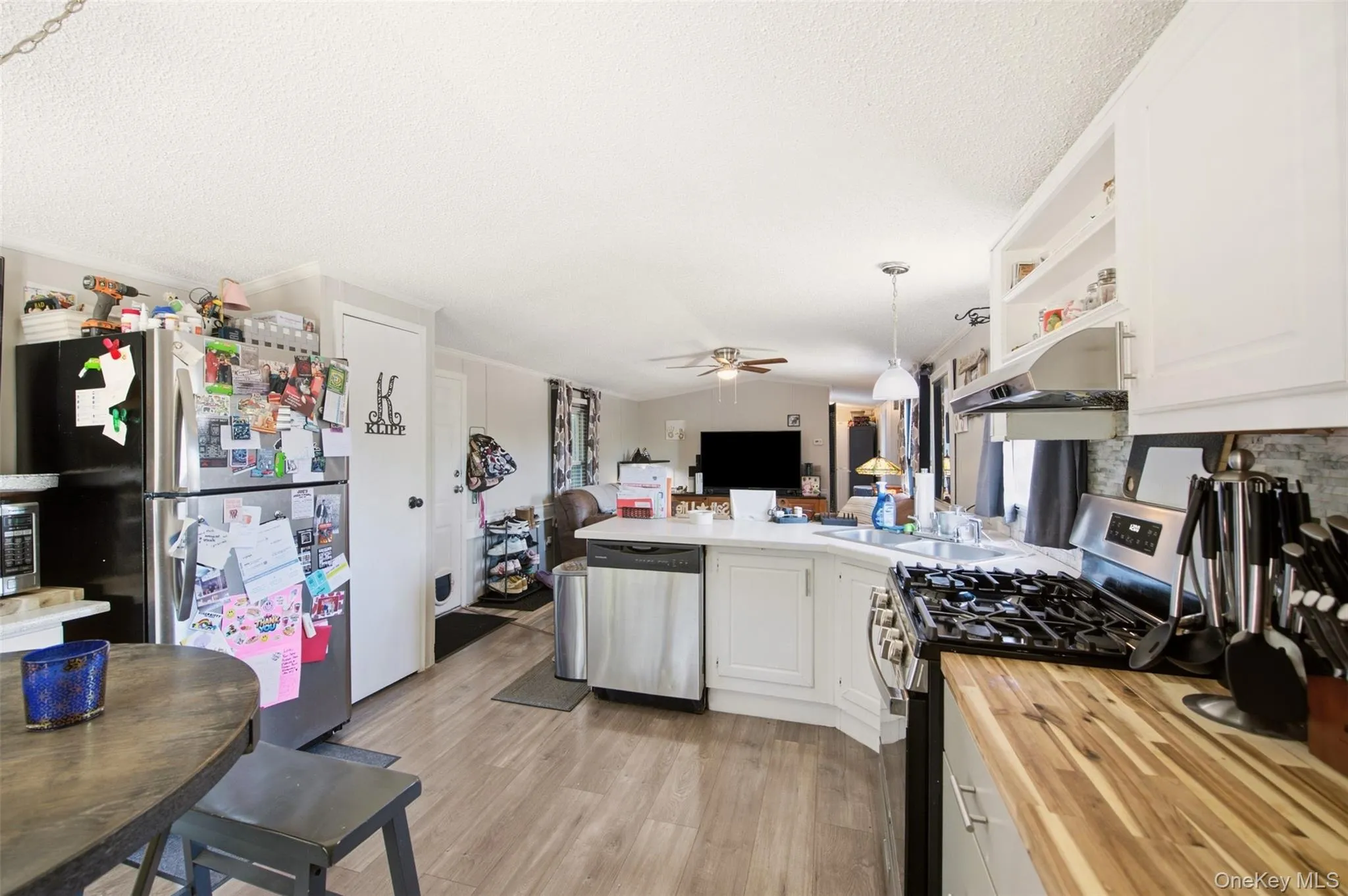 Breakfast area, Kitchen Counter Space and Living Room Breakfast area, Kitchen Counter Space and Living Room