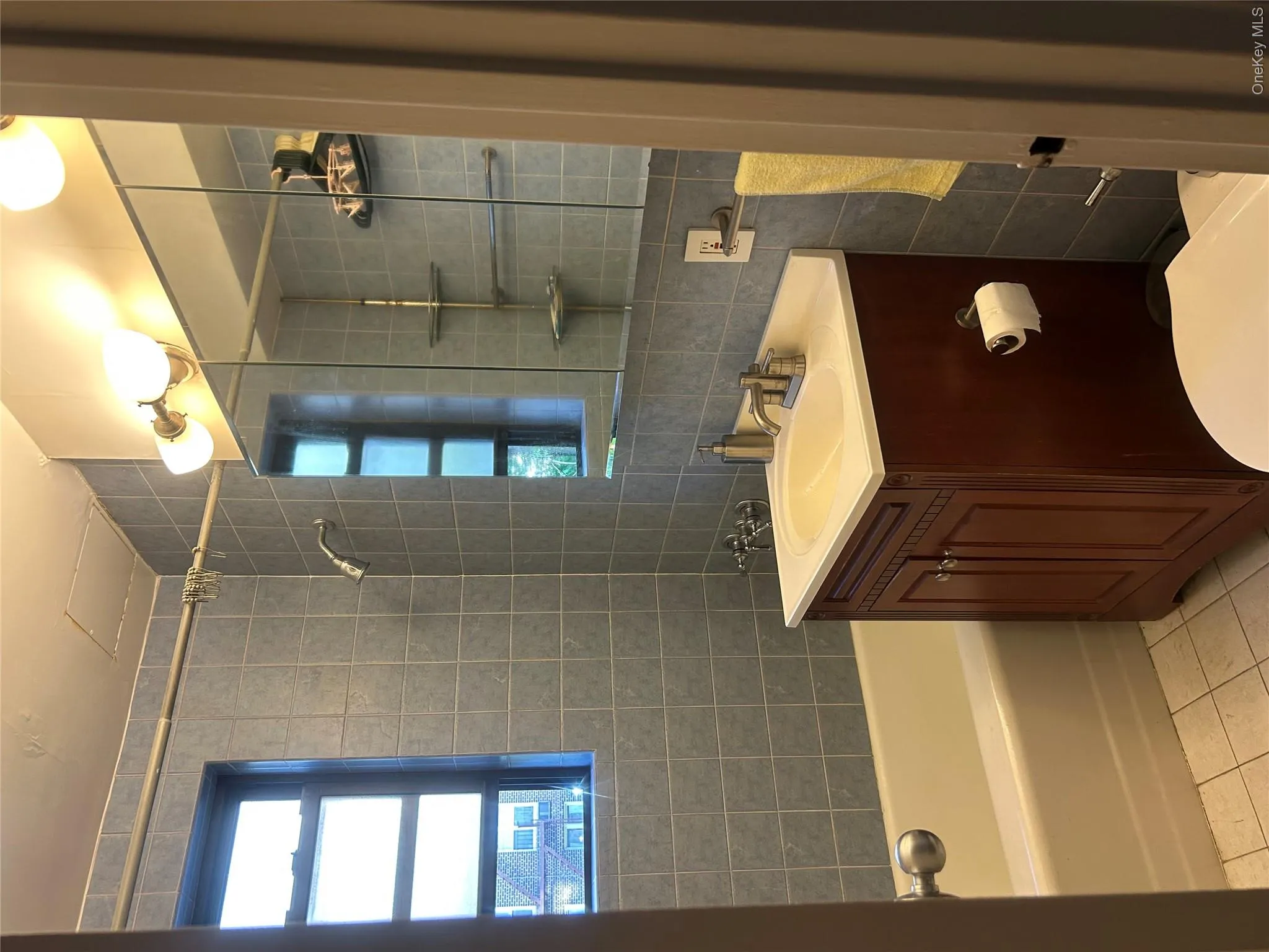 Renovated Bathroom with windows facing east Renovated Bathroom with windows facing east