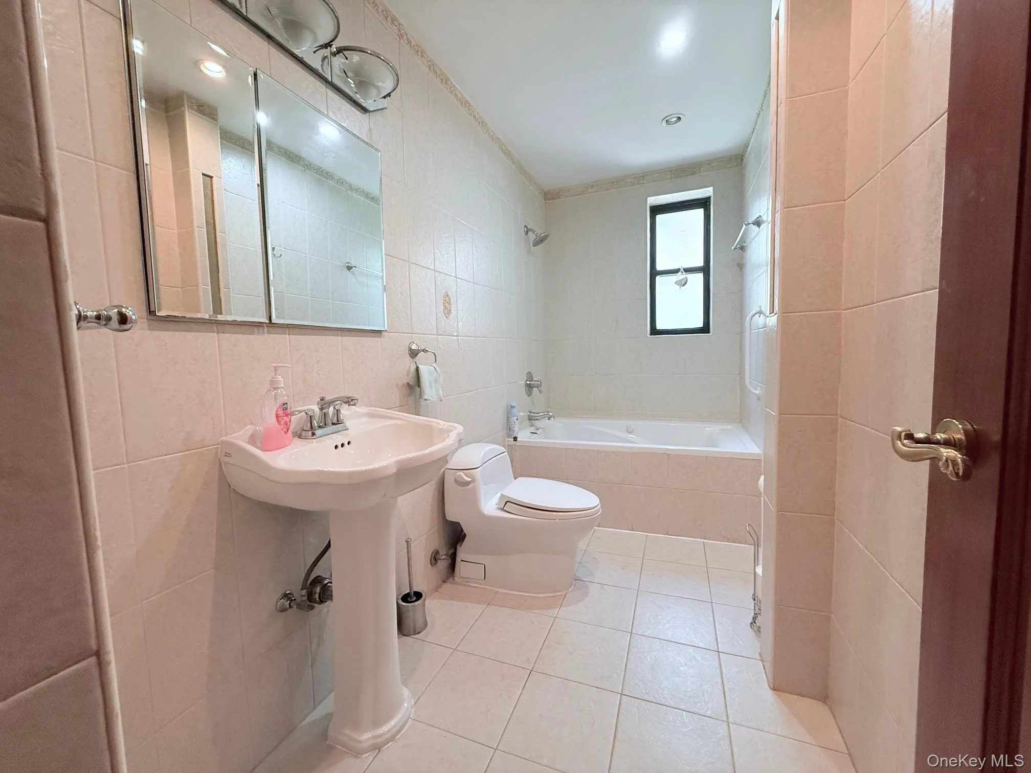 83-05 98 Street, New York, NY, 2 Bedrooms Bedrooms, 5 Rooms Rooms,1 BathroomBathrooms,Residential,For Rent,98,0,1013935 83-05 98 Street, New York, NY, 2 Bedrooms Bedrooms, 5 Rooms Rooms,1 BathroomBathrooms,Residential,For Rent,98,0,1013935