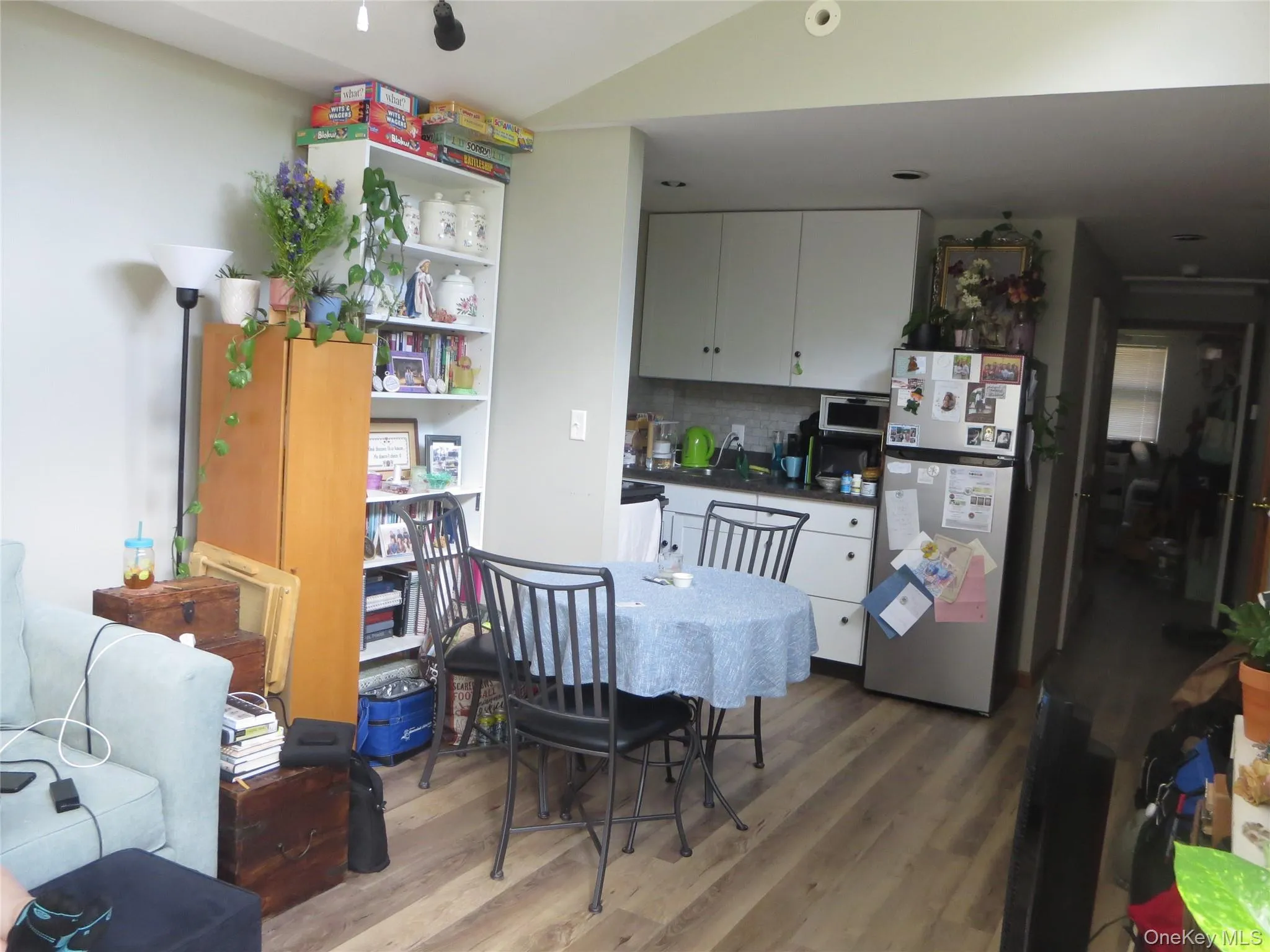 Shown with current tenants possessions. Shown with current tenants possessions.