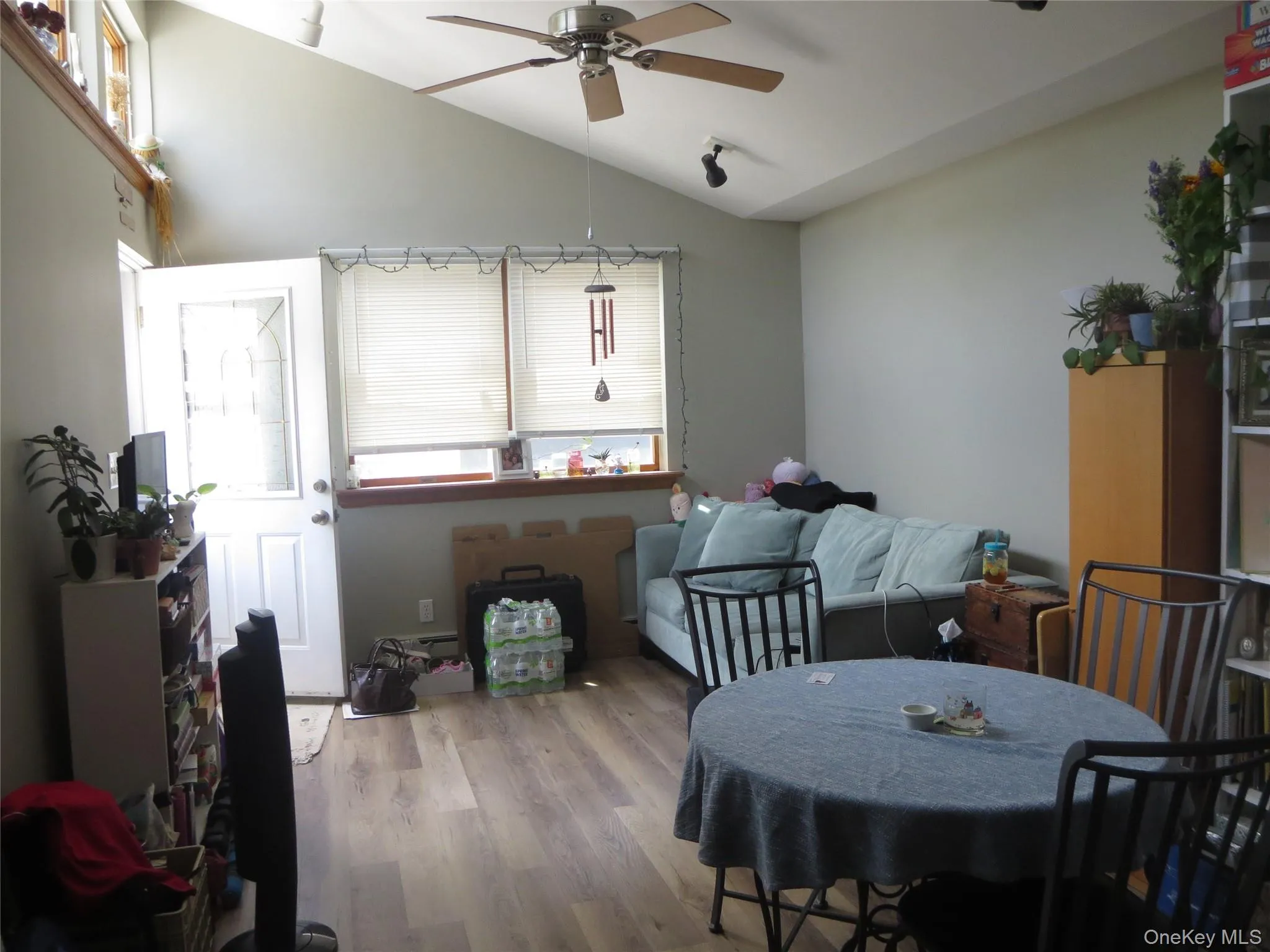 Shown with current tenants possessions. Shown with current tenants possessions.