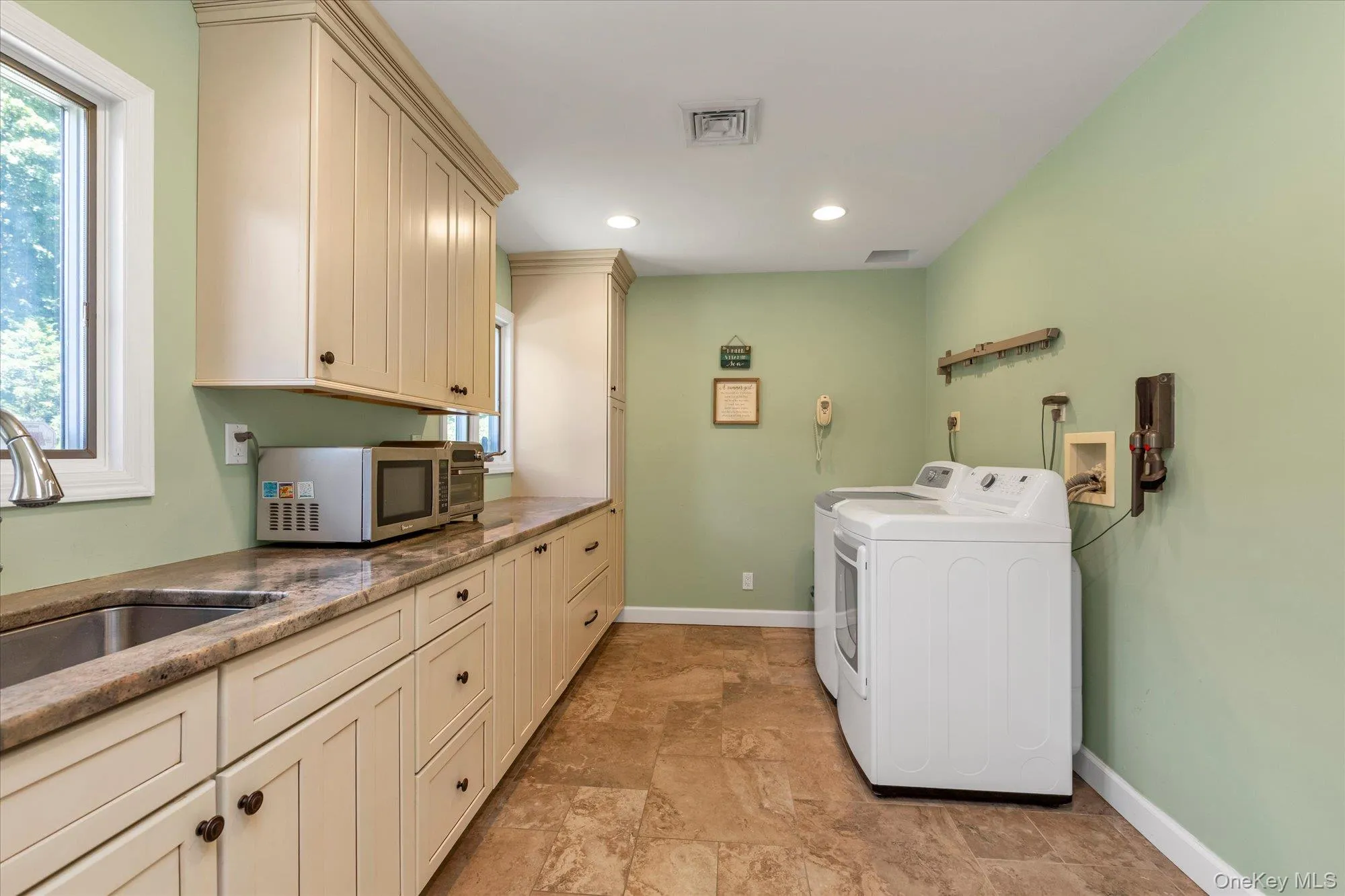 Butlers pantry/Laundry room Butlers pantry/Laundry room