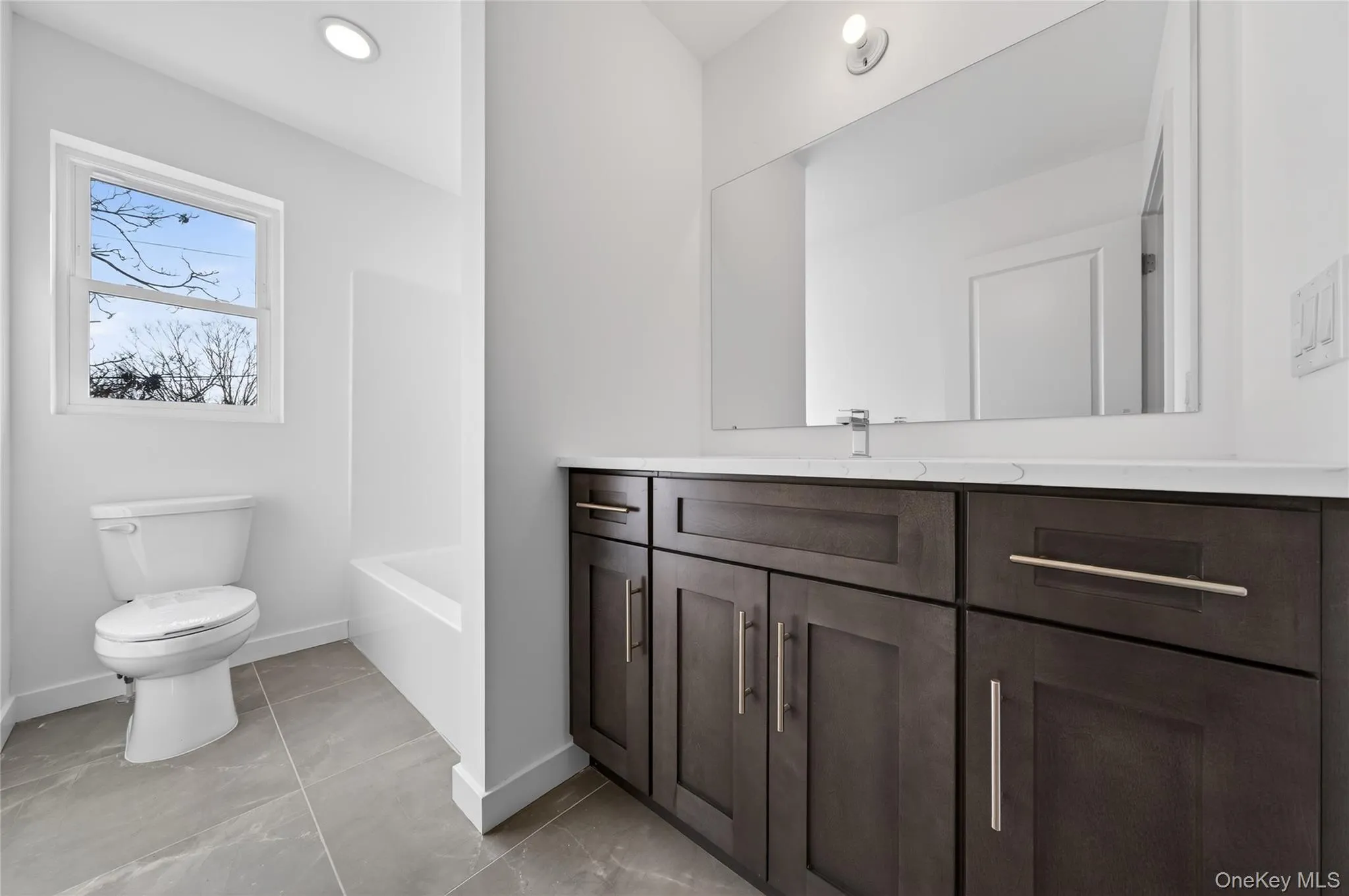 Full bathroom, second floor. Full bathroom, second floor.