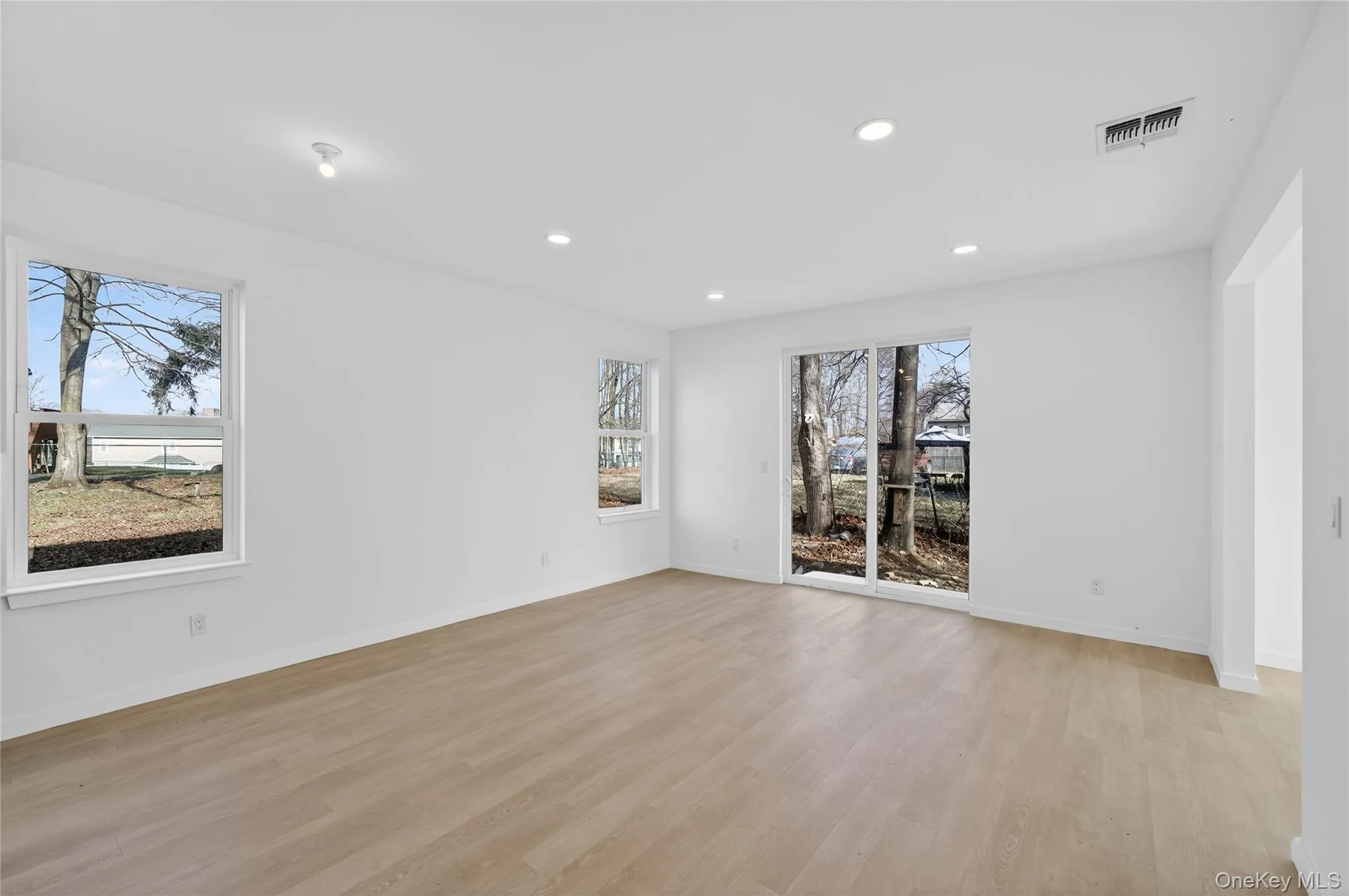 Beautiful and spacious dining area. Beautiful and spacious dining area.