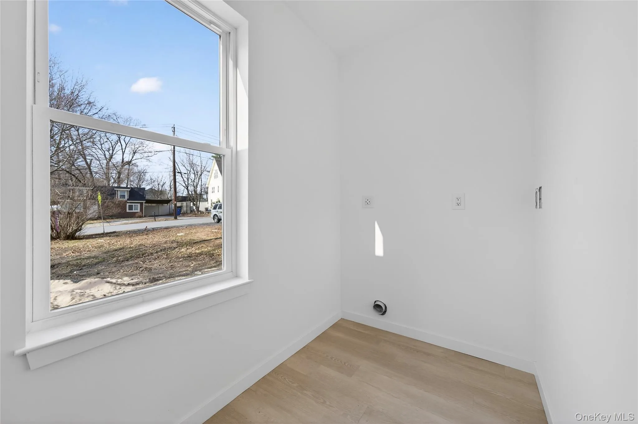 Laundry hookup. Electric 220 outlet. Laundry hookup. Electric 220 outlet.