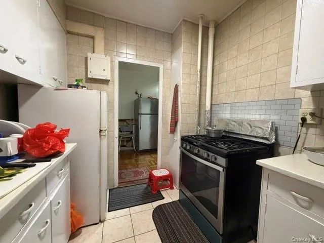 1670 Metropolitan Avenue, New York, NY, 1 Bedroom Bedrooms, 2 Rooms Rooms,1 BathroomBathrooms,Residential,For Rent,Metropolitan,0,1013993 1670 Metropolitan Avenue, New York, NY, 1 Bedroom Bedrooms, 2 Rooms Rooms,1 BathroomBathrooms,Residential,For Rent,Metropolitan,0,1013993