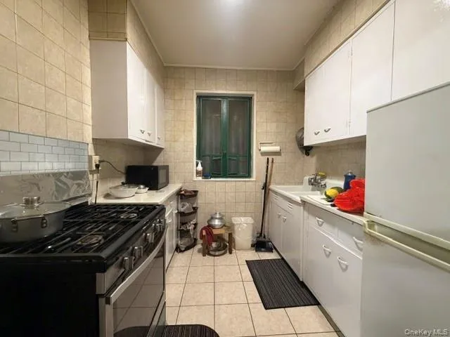 1670 Metropolitan Avenue, New York, NY, 1 Bedroom Bedrooms, 2 Rooms Rooms,1 BathroomBathrooms,Residential,For Rent,Metropolitan,0,1013993 1670 Metropolitan Avenue, New York, NY, 1 Bedroom Bedrooms, 2 Rooms Rooms,1 BathroomBathrooms,Residential,For Rent,Metropolitan,0,1013993