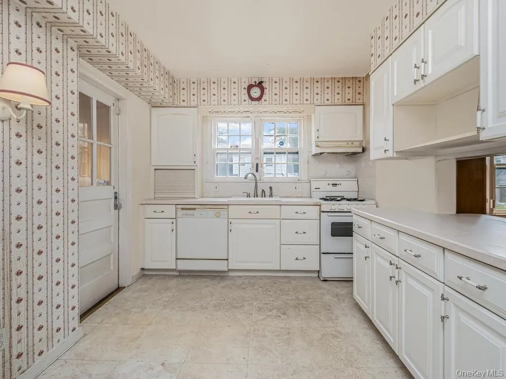 37 Poe Street, Greenburgh, NY, 3 Bedrooms Bedrooms, 8 Rooms Rooms,1 BathroomBathrooms,Residential,For Rent,Poe,0,1013998 37 Poe Street, Greenburgh, NY, 3 Bedrooms Bedrooms, 8 Rooms Rooms,1 BathroomBathrooms,Residential,For Rent,Poe,0,1013998