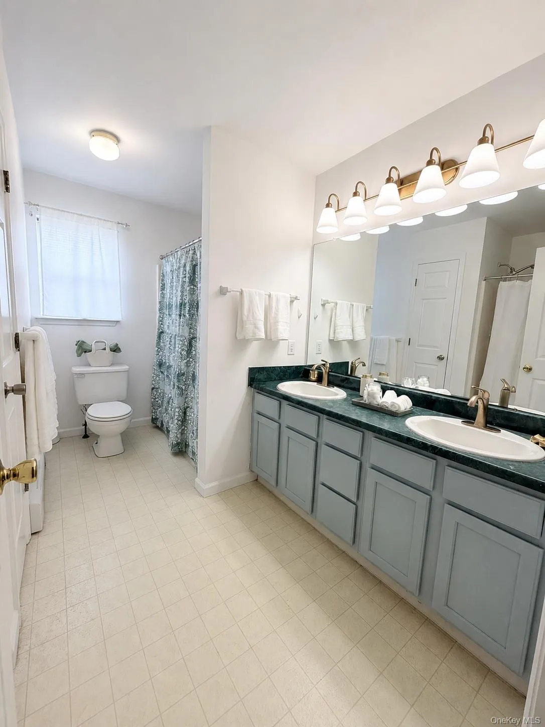 Bathtub and stand up shower on the 2nd level Bathtub and stand up shower on the 2nd level