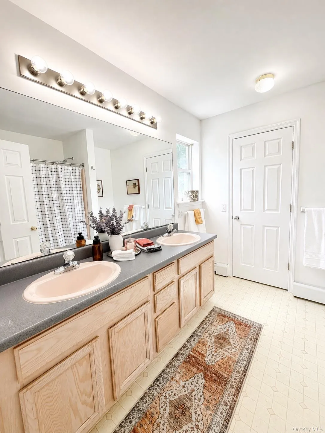En-suite bathroom with closet En-suite bathroom with closet