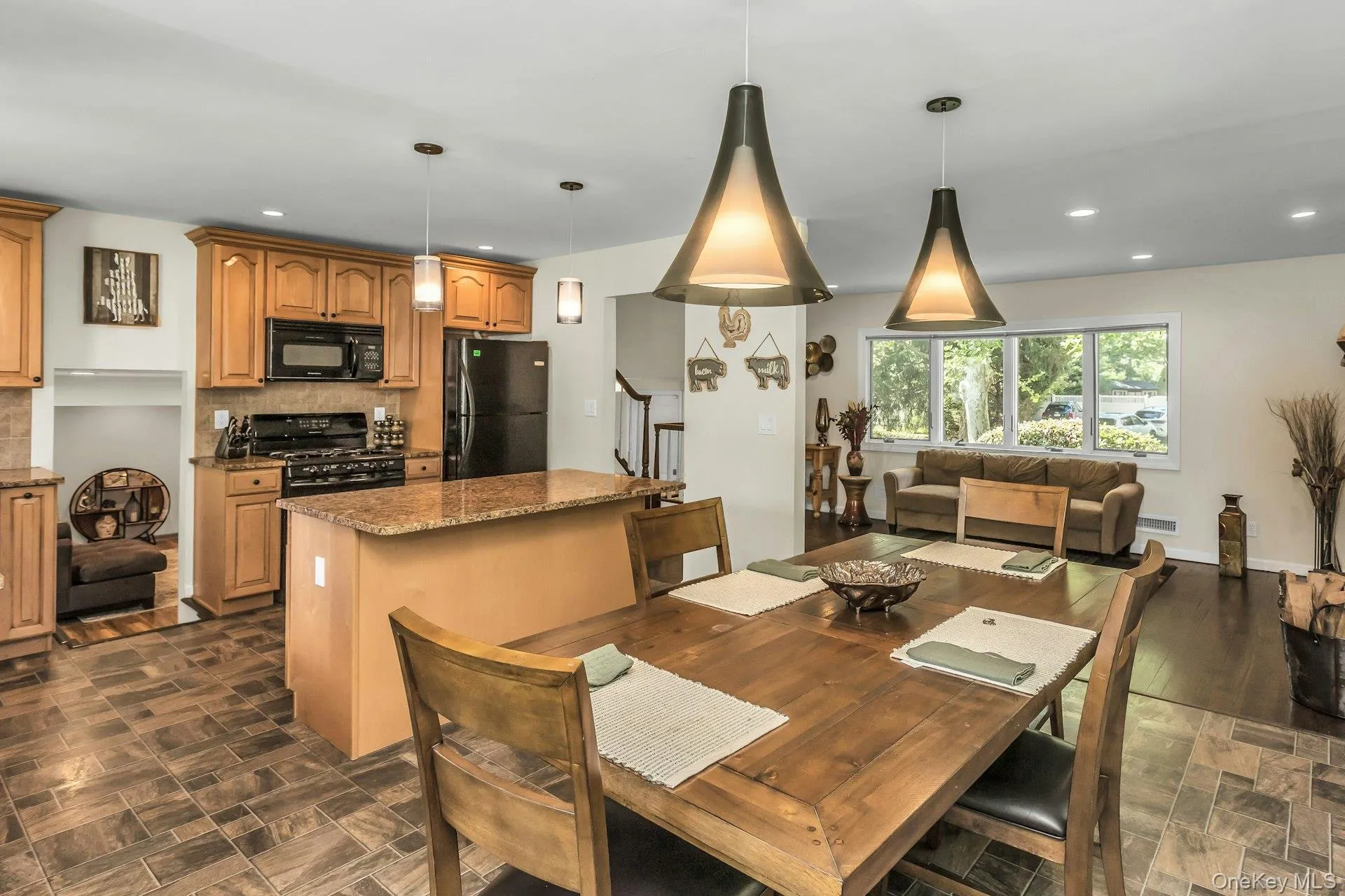 Steps down to family room and door to patio. Impeccable lighting! Steps down to family room and door to patio. Impeccable lighting!