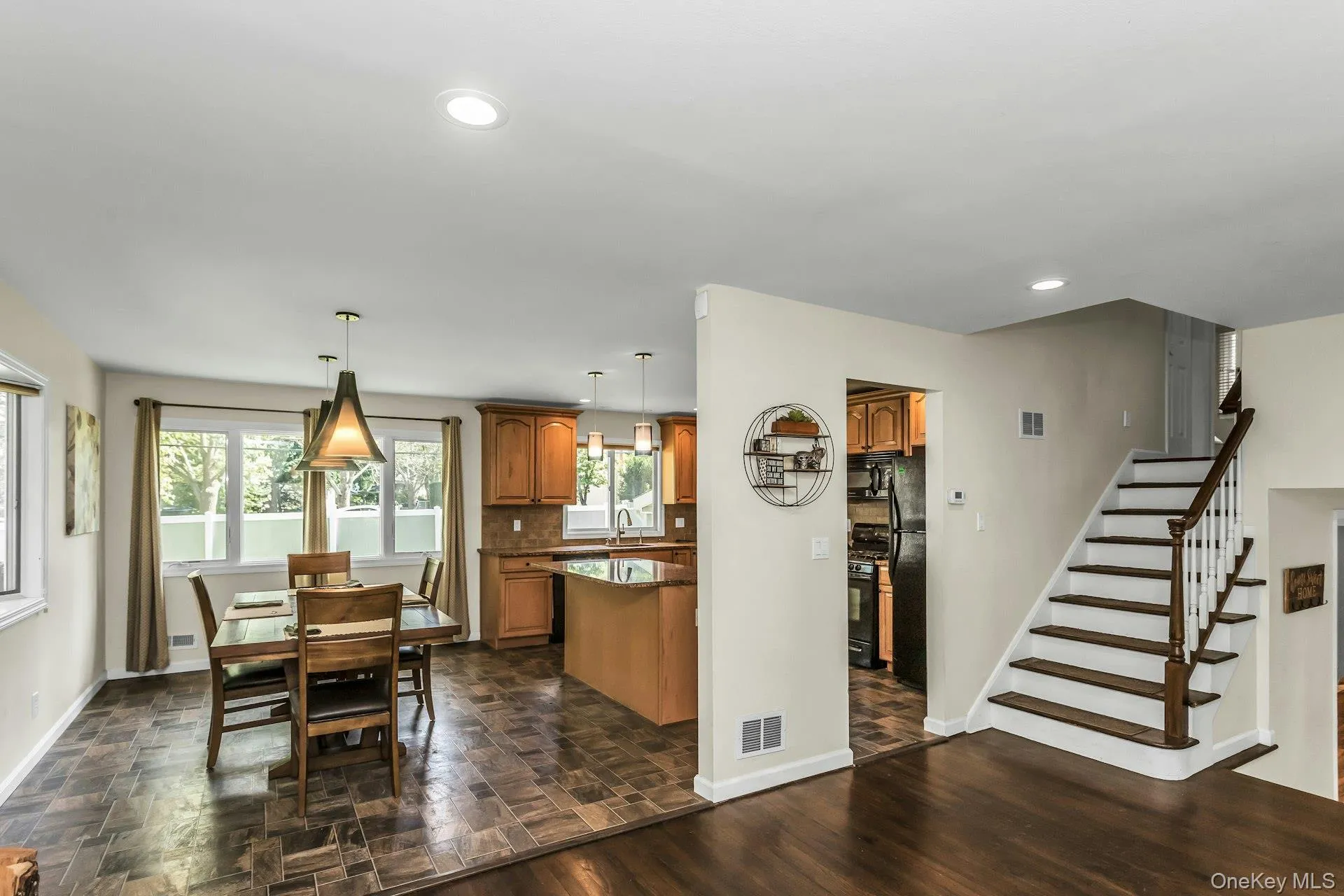 Room to Host Holidays and Dinner Parties! Room to Host Holidays and Dinner Parties!