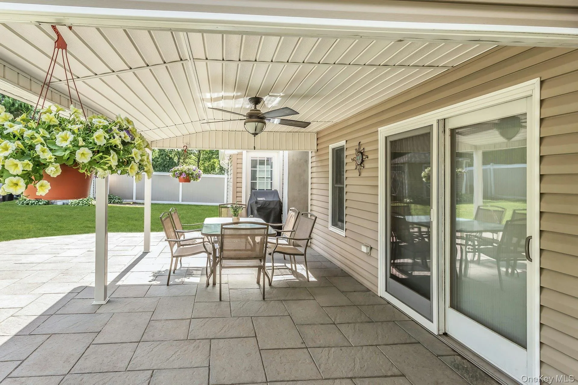 Lovely outdoor patio with overhang and fixture! Lovely outdoor patio with overhang and fixture!