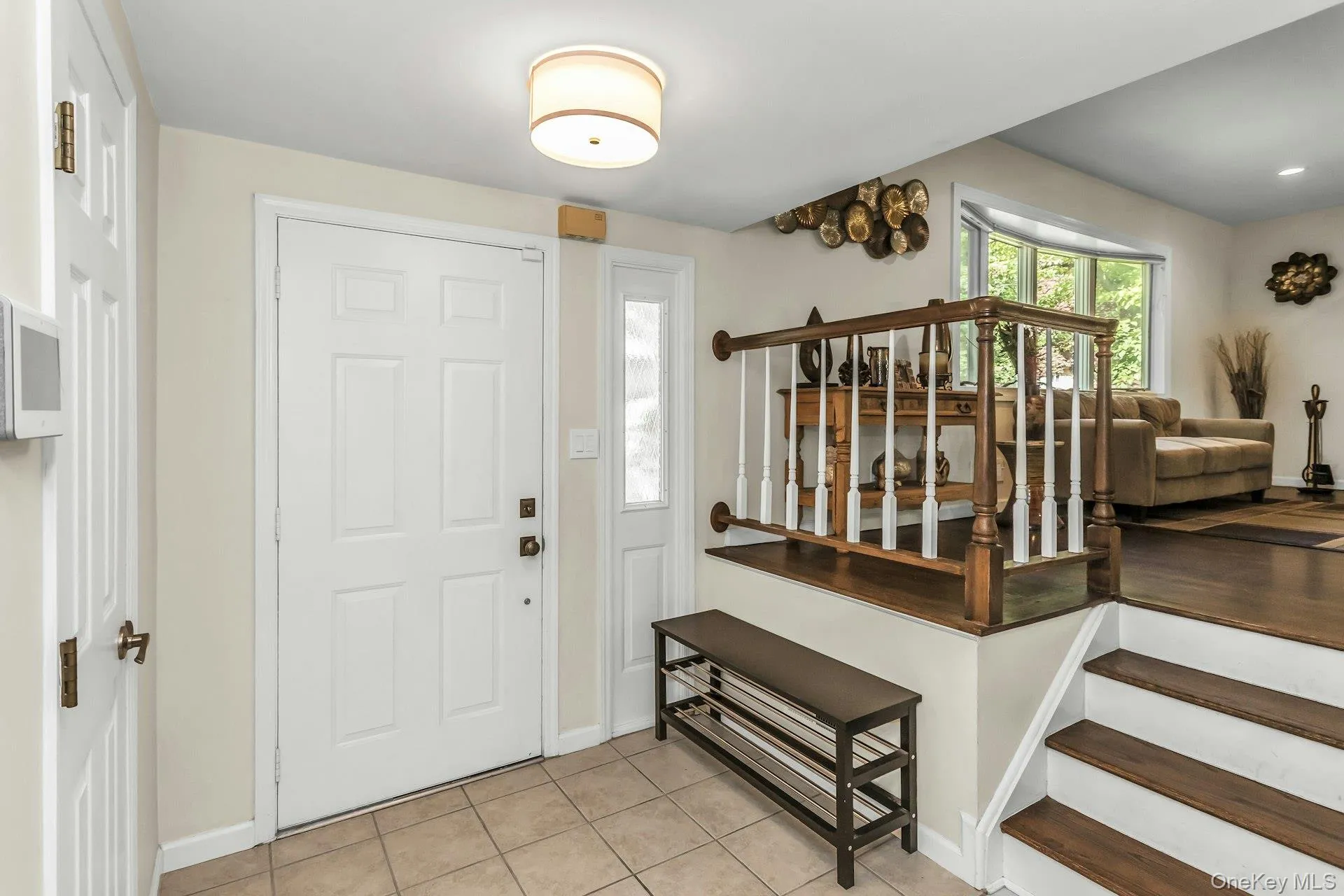 Large Vestibule with plenty of room to settle in or leave with style! Large Vestibule with plenty of room to settle in or leave with style!