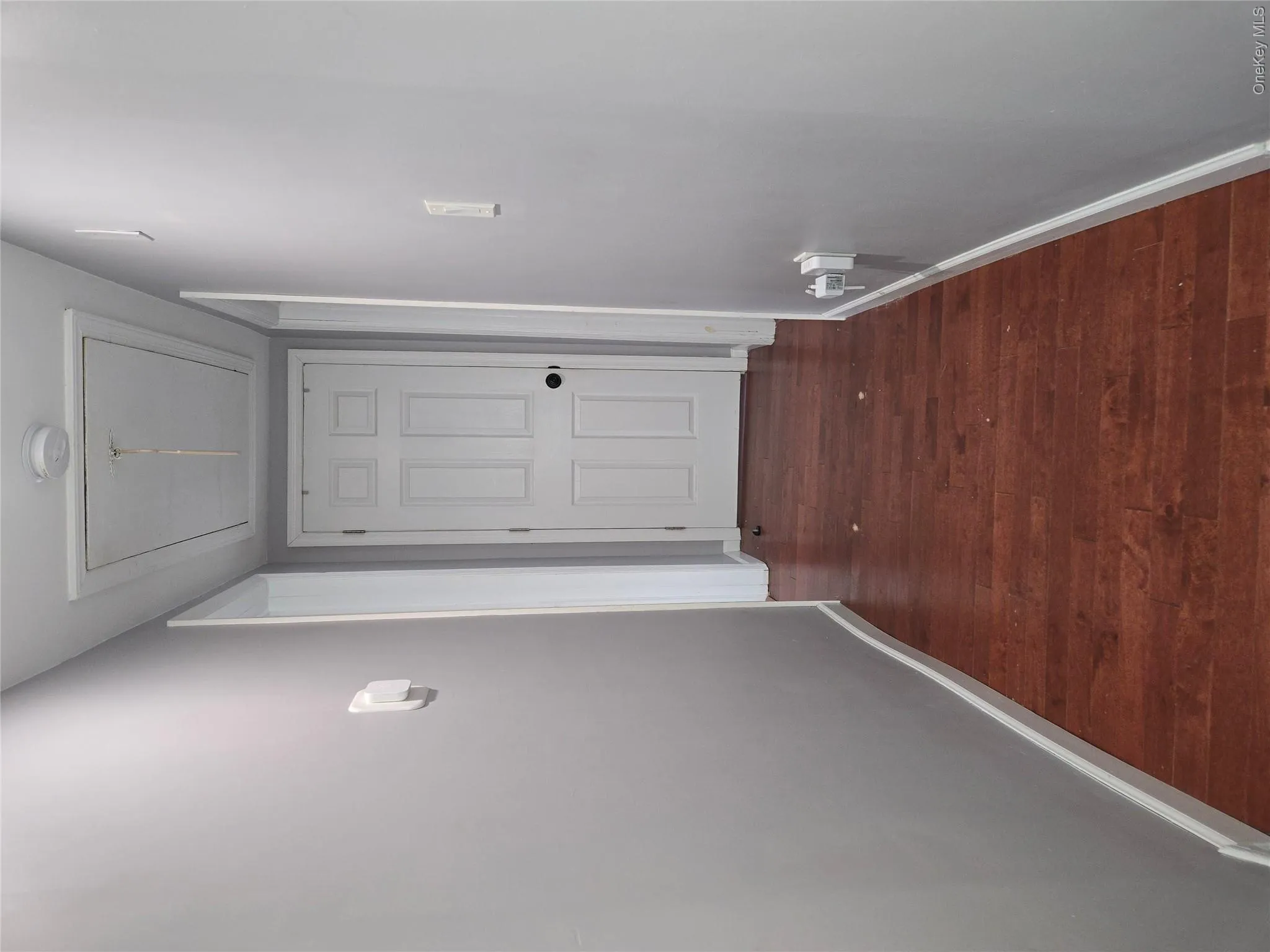2nd floor hallway to bathroom and primary bedroom. 2nd floor hallway to bathroom and primary bedroom.