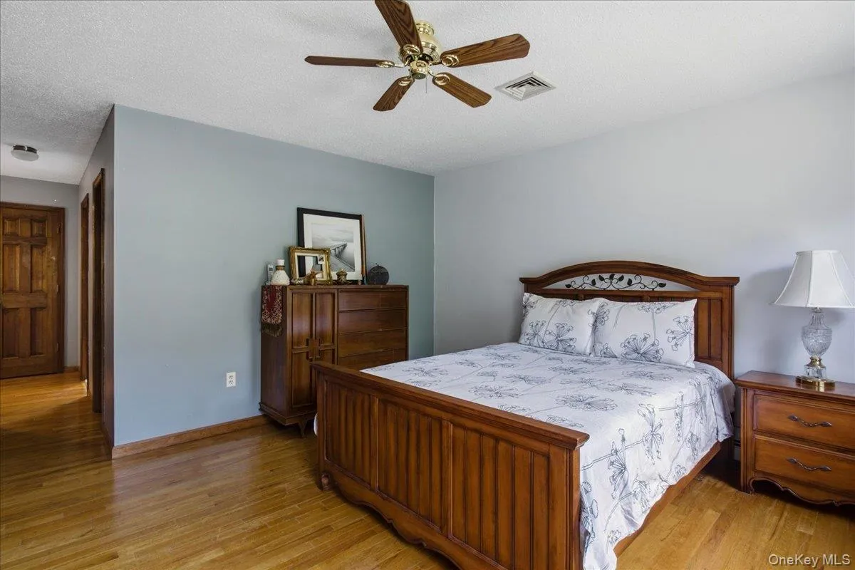 Primary Bedroom with en-suite and walk in closet Primary Bedroom with en-suite and walk in closet