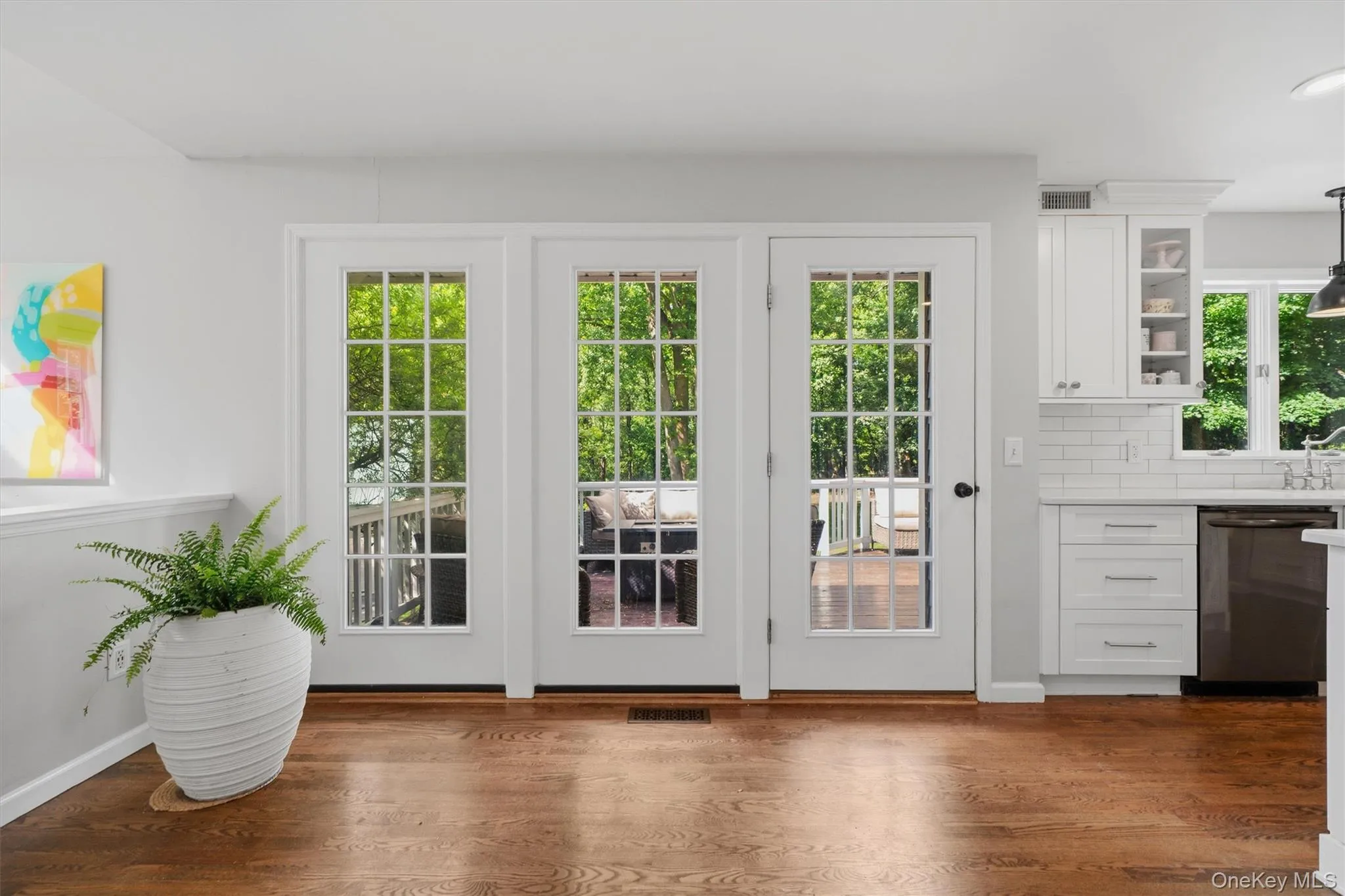 Doors to the exterior to deck Doors to the exterior to deck