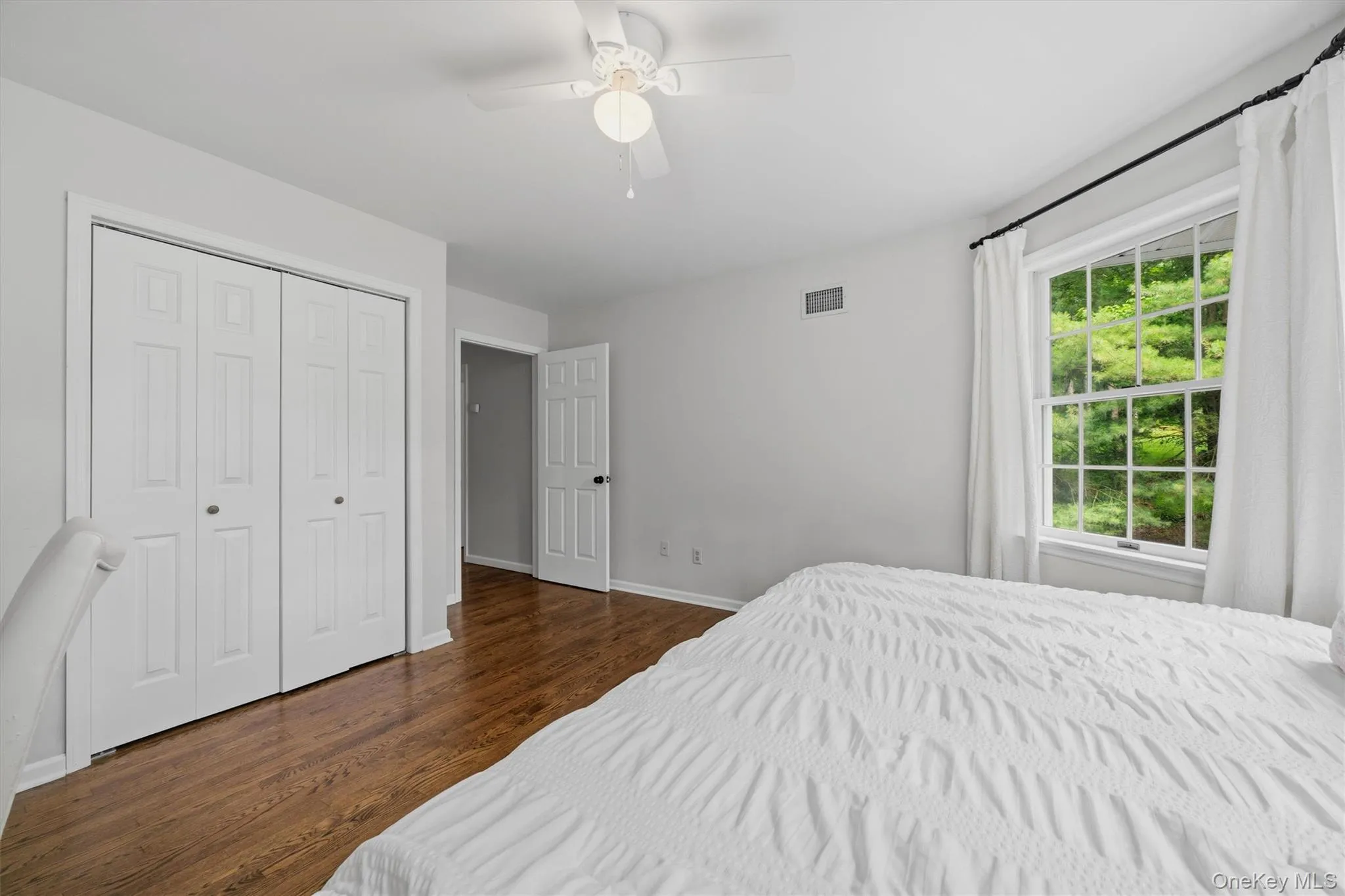 Large-size bedroom Large-size bedroom