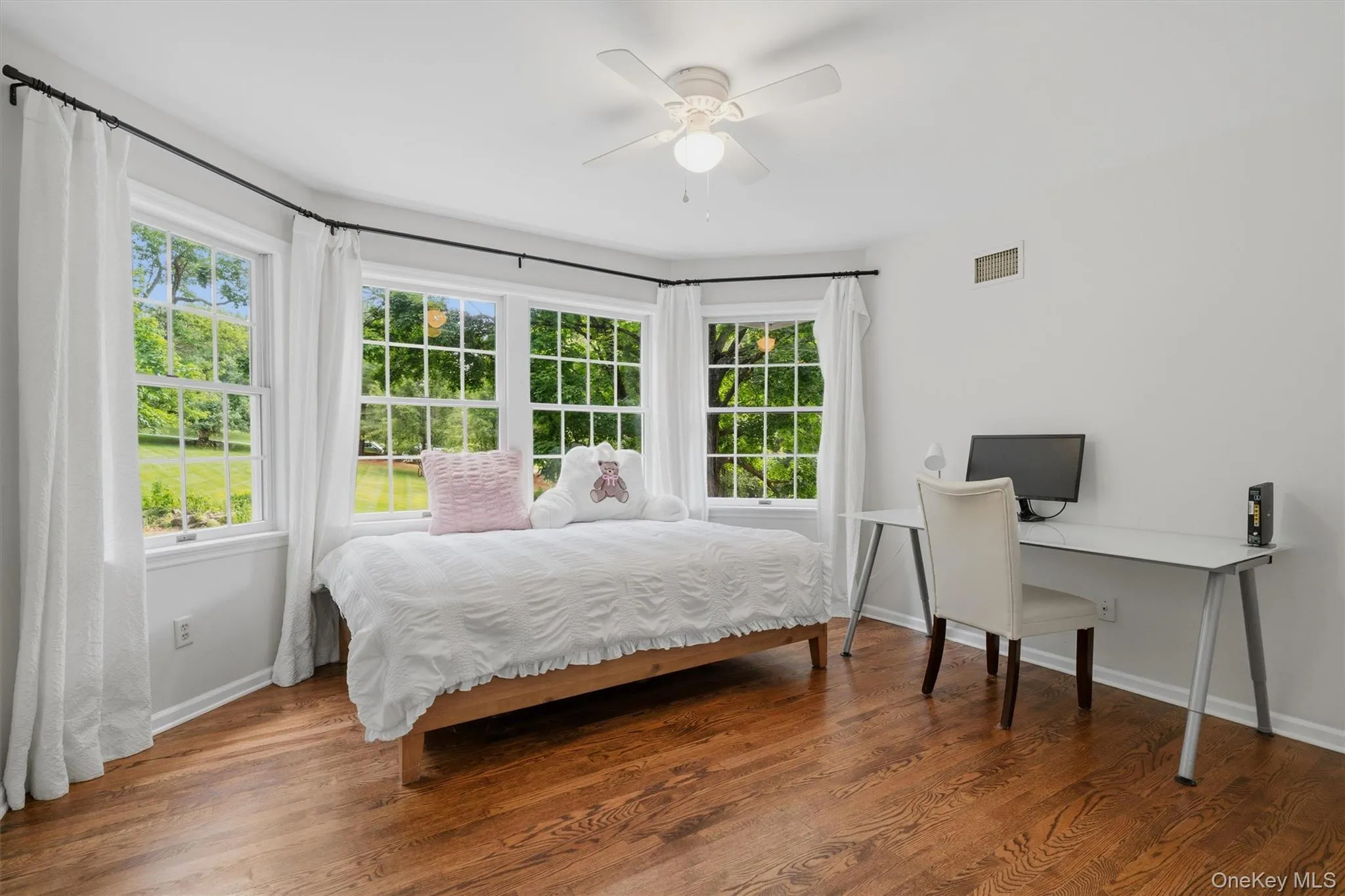 Bedroom with an area for an office Bedroom with an area for an office