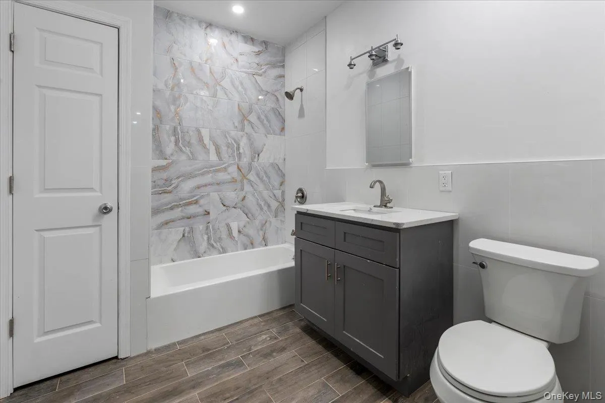 324 Eldert Street, New York, NY, 2 Bedrooms Bedrooms, 4 Rooms Rooms,1 BathroomBathrooms,Residential Lease,For Rent,Eldert,0,1014097 324 Eldert Street, New York, NY, 2 Bedrooms Bedrooms, 4 Rooms Rooms,1 BathroomBathrooms,Residential Lease,For Rent,Eldert,0,1014097