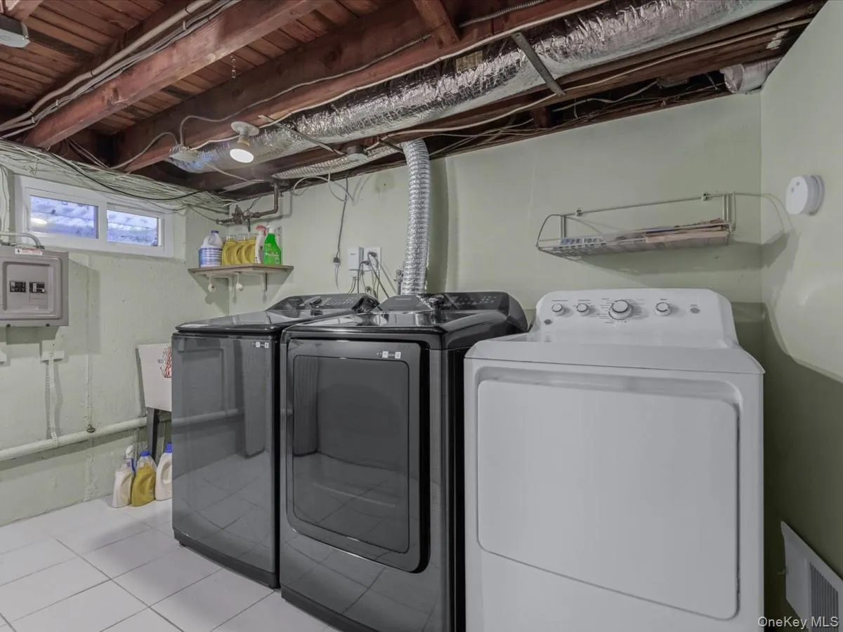 69 Roger Drive, North Hempstead, NY, 4 Bedrooms Bedrooms, 8 Rooms Rooms,3 BathroomsBathrooms,Residential,For Rent,Roger,0,1014098 69 Roger Drive, North Hempstead, NY, 4 Bedrooms Bedrooms, 8 Rooms Rooms,3 BathroomsBathrooms,Residential,For Rent,Roger,0,1014098