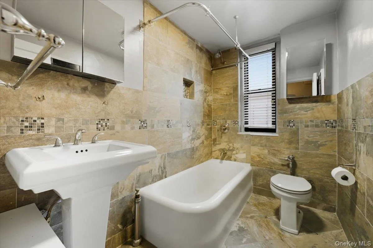 3875 Waldo Avenue, New York, NY, 2 Bedrooms Bedrooms, 5 Rooms Rooms,2 BathroomsBathrooms,Residential,For Rent,Waldo,0,1014110 3875 Waldo Avenue, New York, NY, 2 Bedrooms Bedrooms, 5 Rooms Rooms,2 BathroomsBathrooms,Residential,For Rent,Waldo,0,1014110