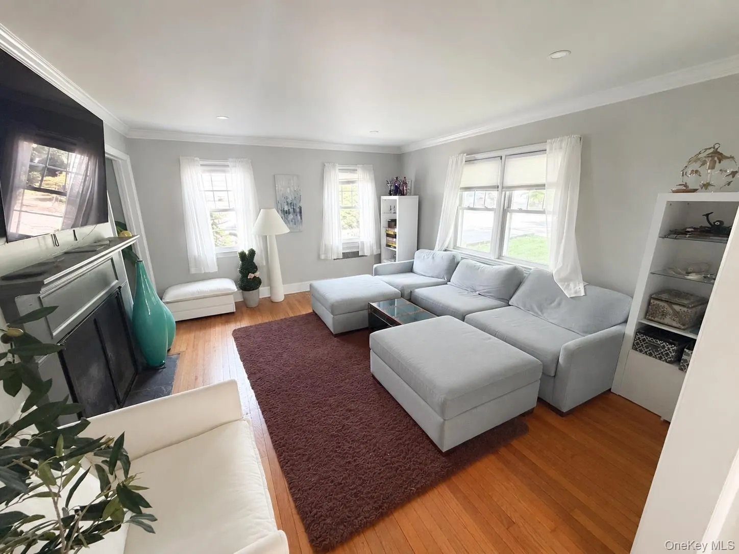 Fully furnished and with wood burning fireplace Fully furnished and with wood burning fireplace