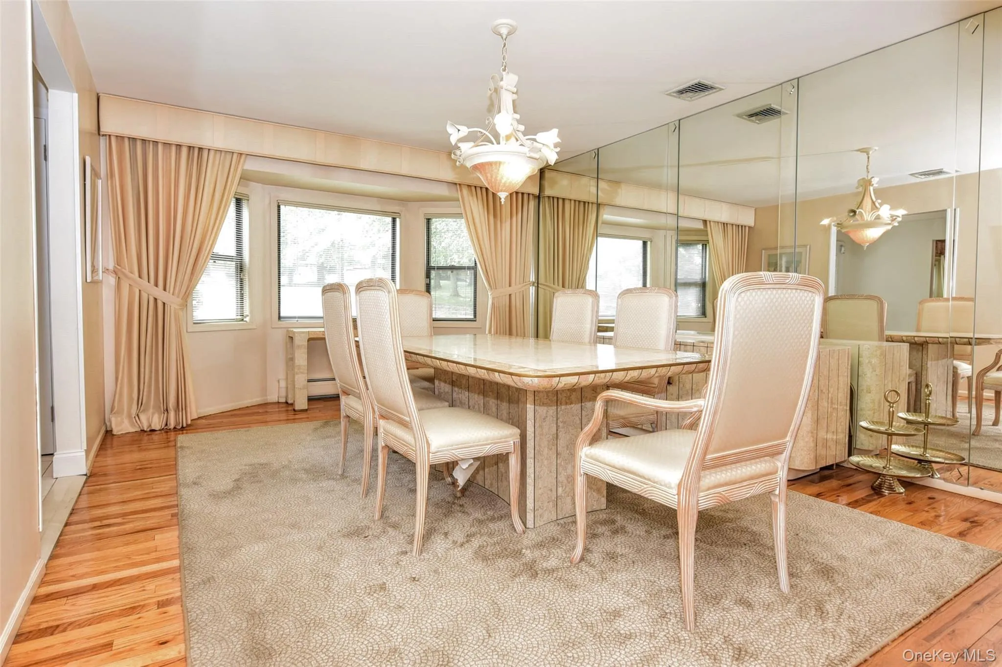 Large size dining rm Large size dining rm