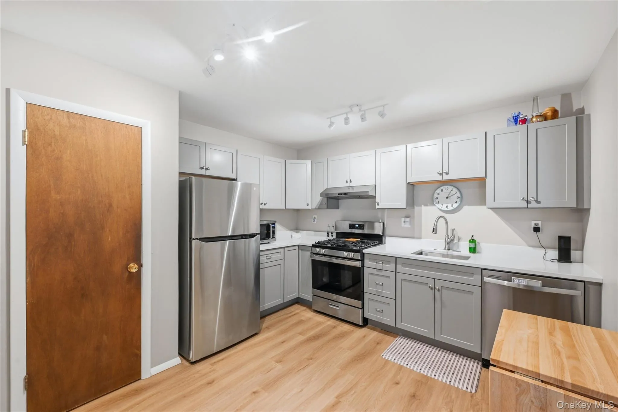 13 Redwood Drive, Woodbury, NY, 2 Bedrooms Bedrooms, 5 Rooms Rooms,1 BathroomBathrooms,Residential,For Rent,Redwood,0,1014150 13 Redwood Drive, Woodbury, NY, 2 Bedrooms Bedrooms, 5 Rooms Rooms,1 BathroomBathrooms,Residential,For Rent,Redwood,0,1014150