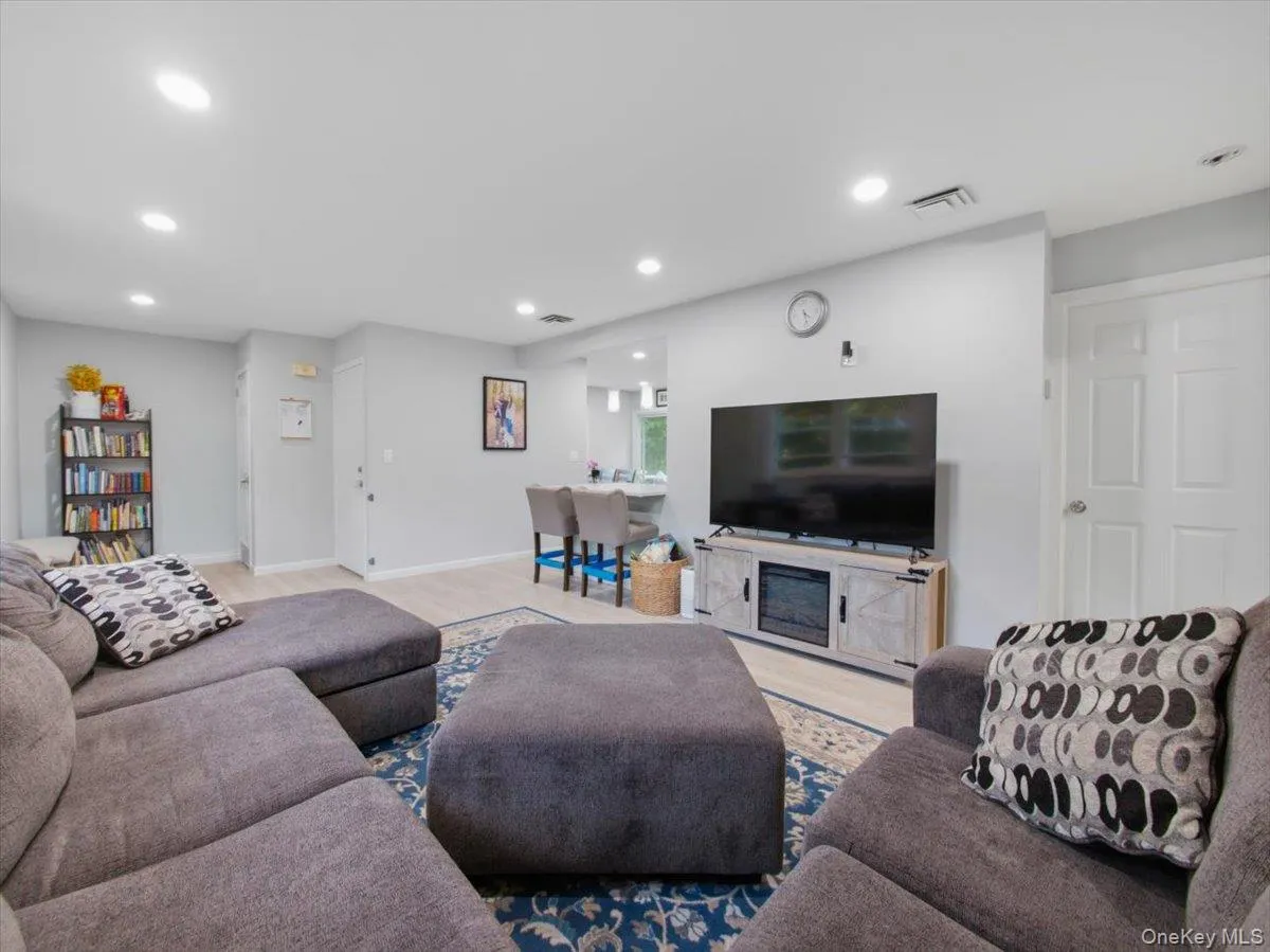 784 Brookridge Drive, Clarkstown, NY, 3 Bedrooms Bedrooms, 6 Rooms Rooms,1 BathroomBathrooms,Residential Lease,For Rent,Brookridge,0,1014164 784 Brookridge Drive, Clarkstown, NY, 3 Bedrooms Bedrooms, 6 Rooms Rooms,1 BathroomBathrooms,Residential Lease,For Rent,Brookridge,0,1014164