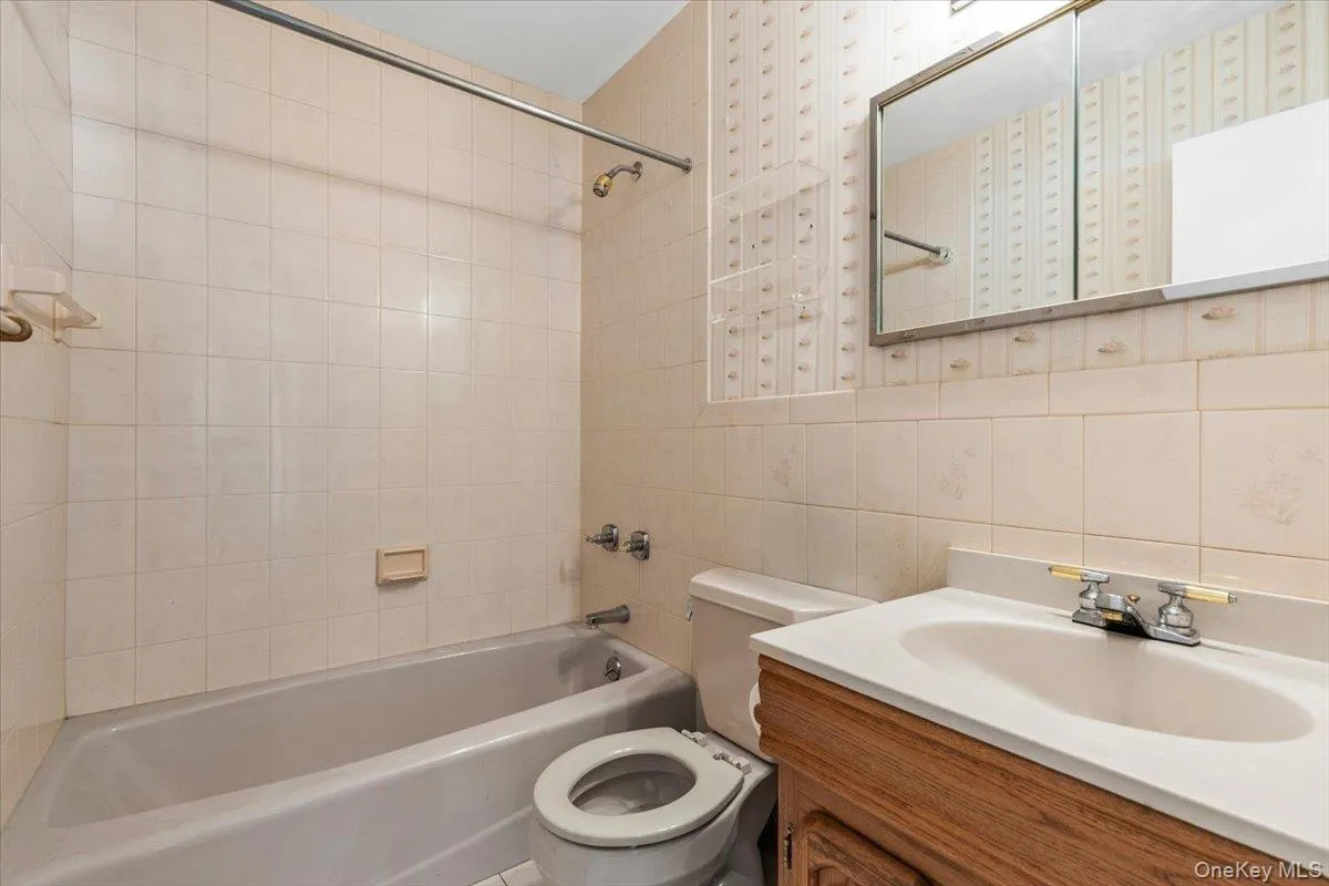 Hall - Full bathroom Hall - Full bathroom