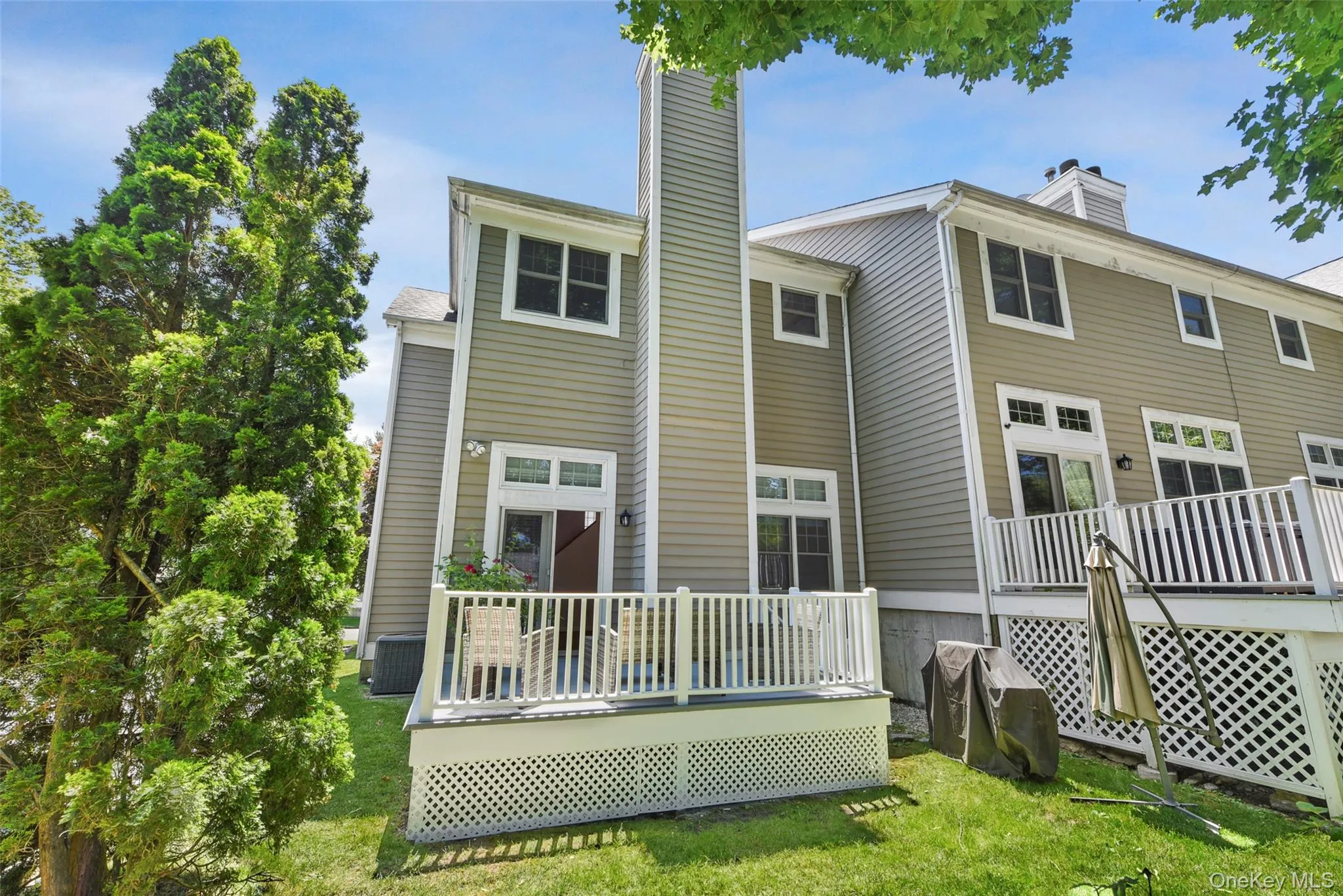 Private back deck, perfect for relaxing or entertaining. Private back deck, perfect for relaxing or entertaining.