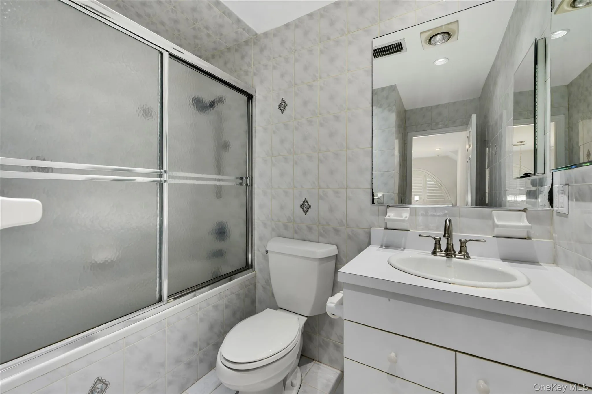 Hall bathroom. Hall bathroom.