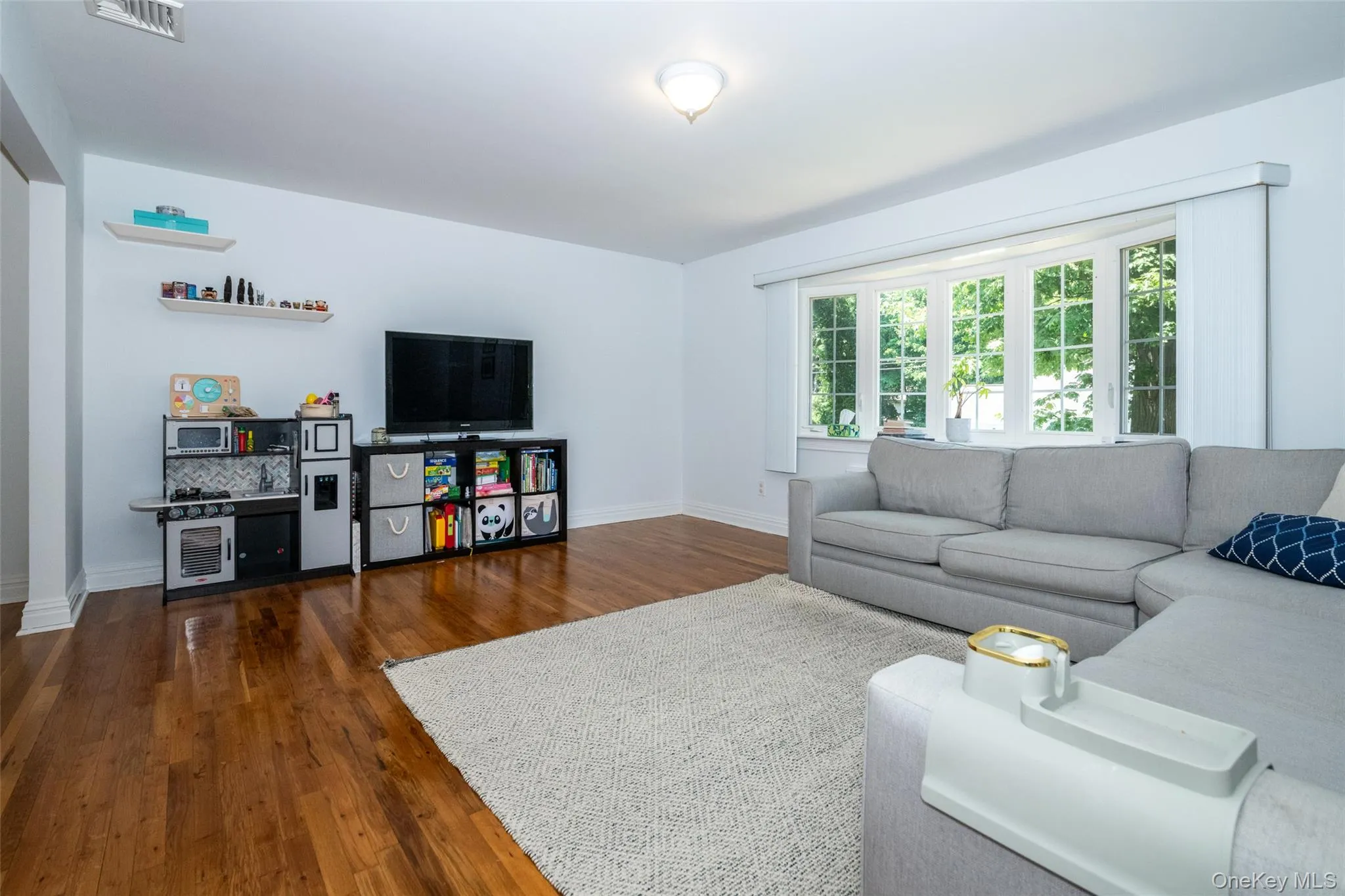 Bright and spacious Living room Bright and spacious Living room