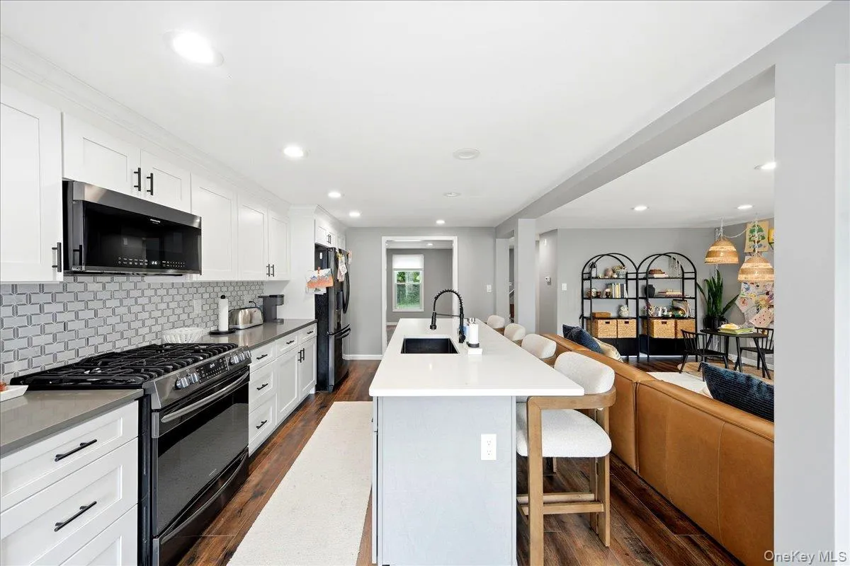 736 Pelhamdale Avenue, New Rochelle, NY, 3 Bedrooms Bedrooms, 6 Rooms Rooms,2 BathroomsBathrooms,Residential Lease,For Rent,Pelhamdale,0,1014236 736 Pelhamdale Avenue, New Rochelle, NY, 3 Bedrooms Bedrooms, 6 Rooms Rooms,2 BathroomsBathrooms,Residential Lease,For Rent,Pelhamdale,0,1014236