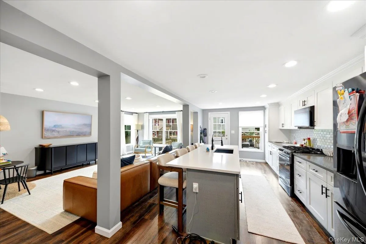 736 Pelhamdale Avenue, New Rochelle, NY, 3 Bedrooms Bedrooms, 6 Rooms Rooms,2 BathroomsBathrooms,Residential Lease,For Rent,Pelhamdale,0,1014236 736 Pelhamdale Avenue, New Rochelle, NY, 3 Bedrooms Bedrooms, 6 Rooms Rooms,2 BathroomsBathrooms,Residential Lease,For Rent,Pelhamdale,0,1014236
