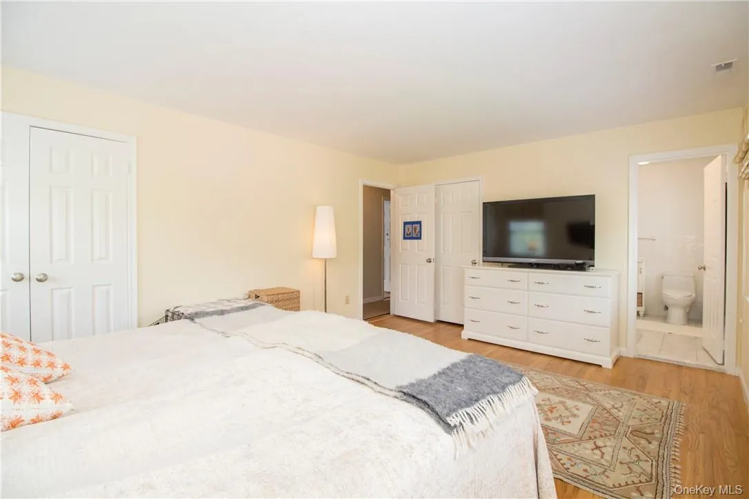 Master bedroom with bathroom ensuite Master bedroom with bathroom ensuite