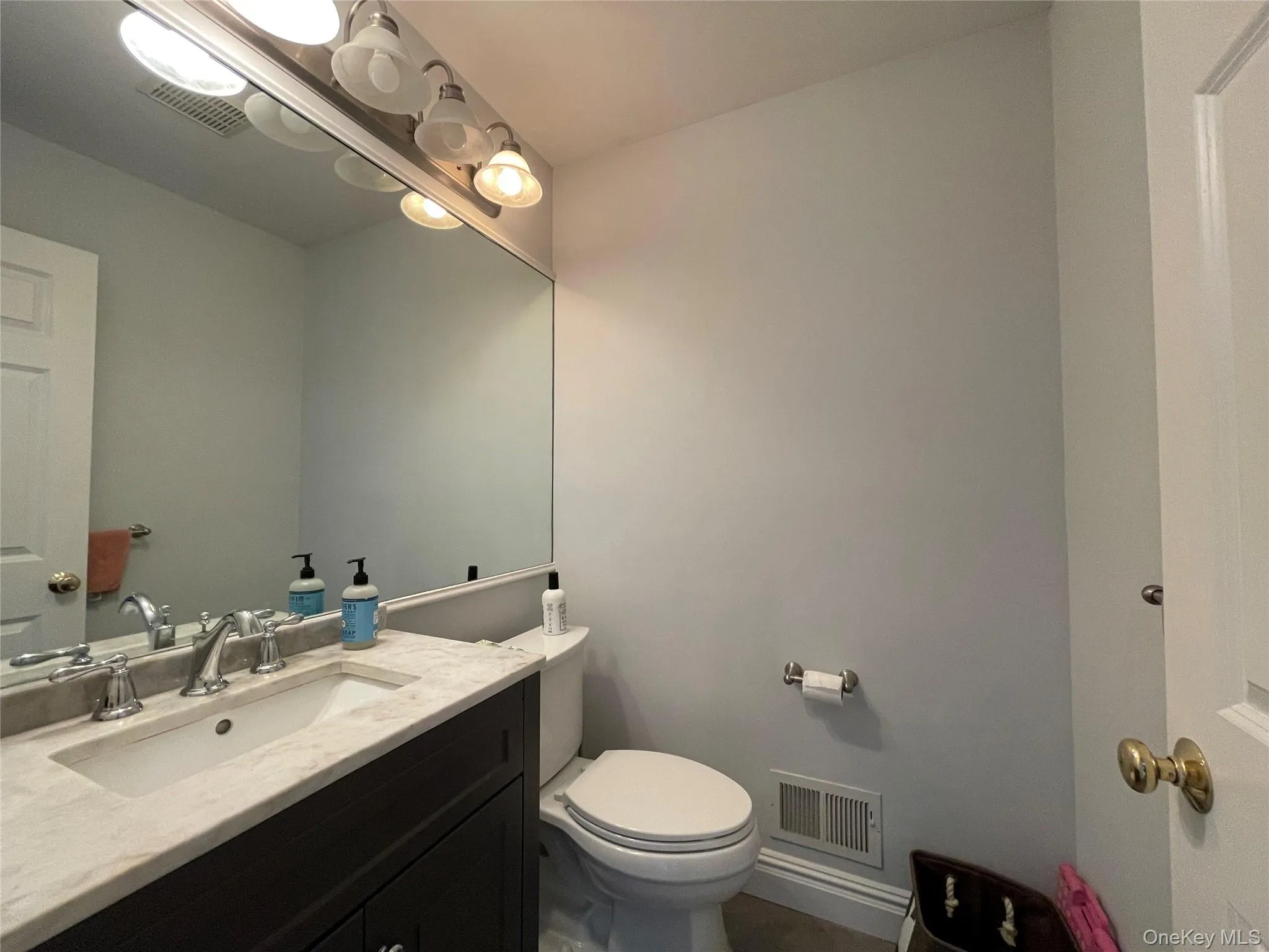 1st Fl Powder room 1st Fl Powder room