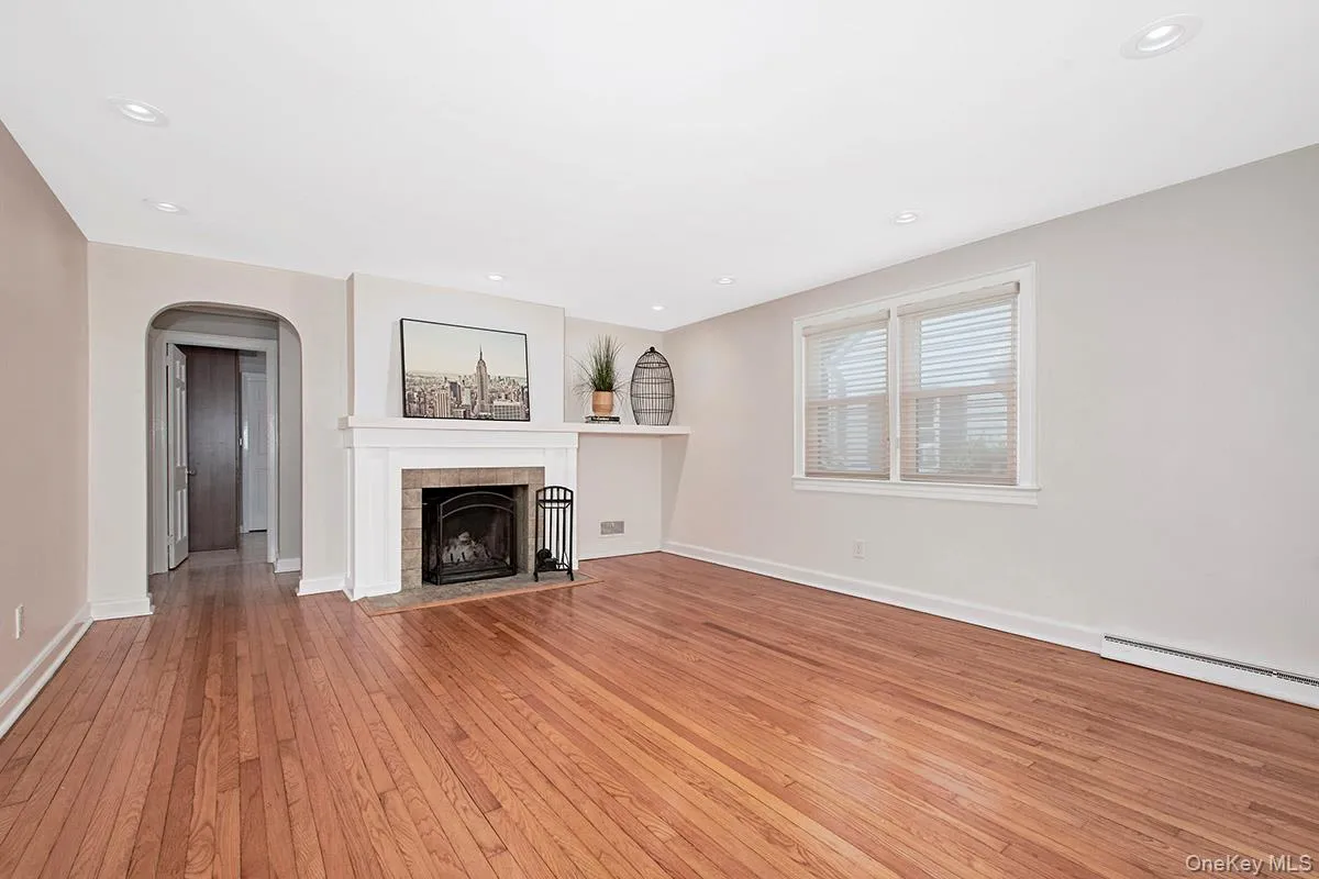 Light and bright Living room with fireplace Light and bright Living room with fireplace