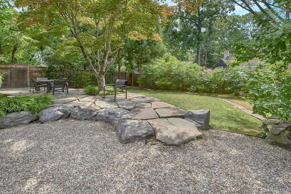Pea Gravel and patio with table and chairs Pea Gravel and patio with table and chairs