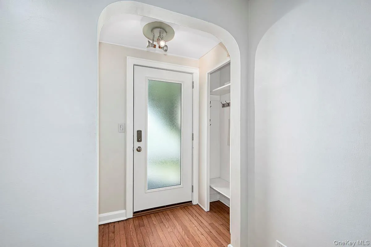 Sunny entry foyer Sunny entry foyer