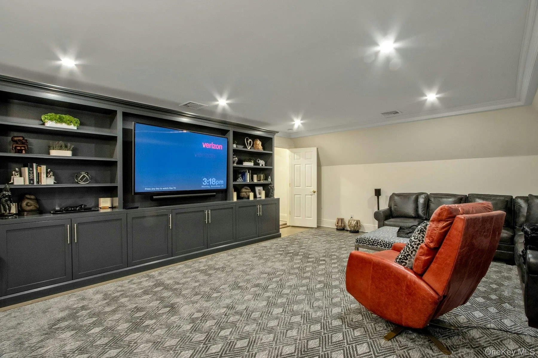 Den with built in shelves and crown molding Den with built in shelves and crown molding