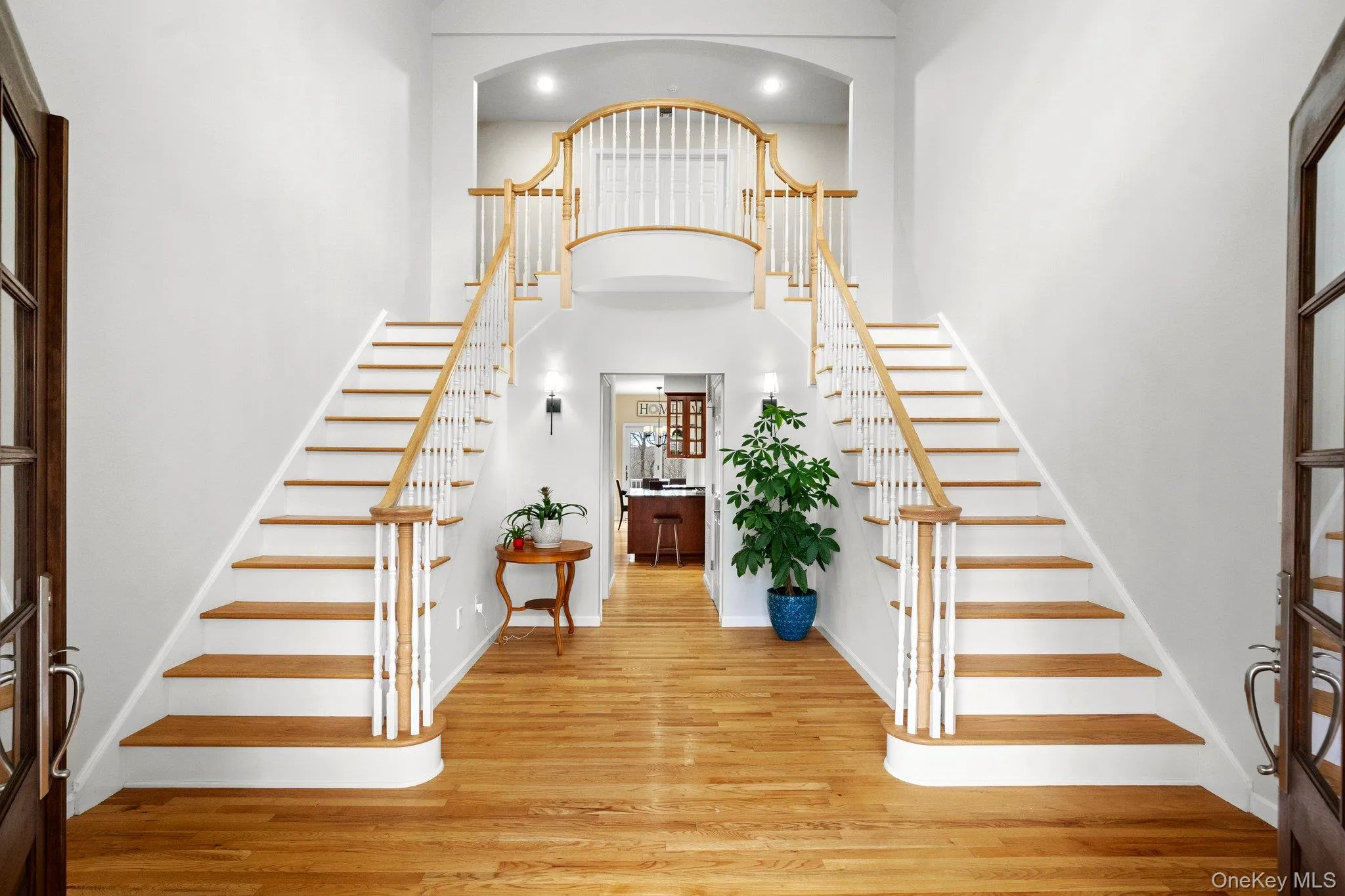 Formal entrance with double staircase Formal entrance with double staircase