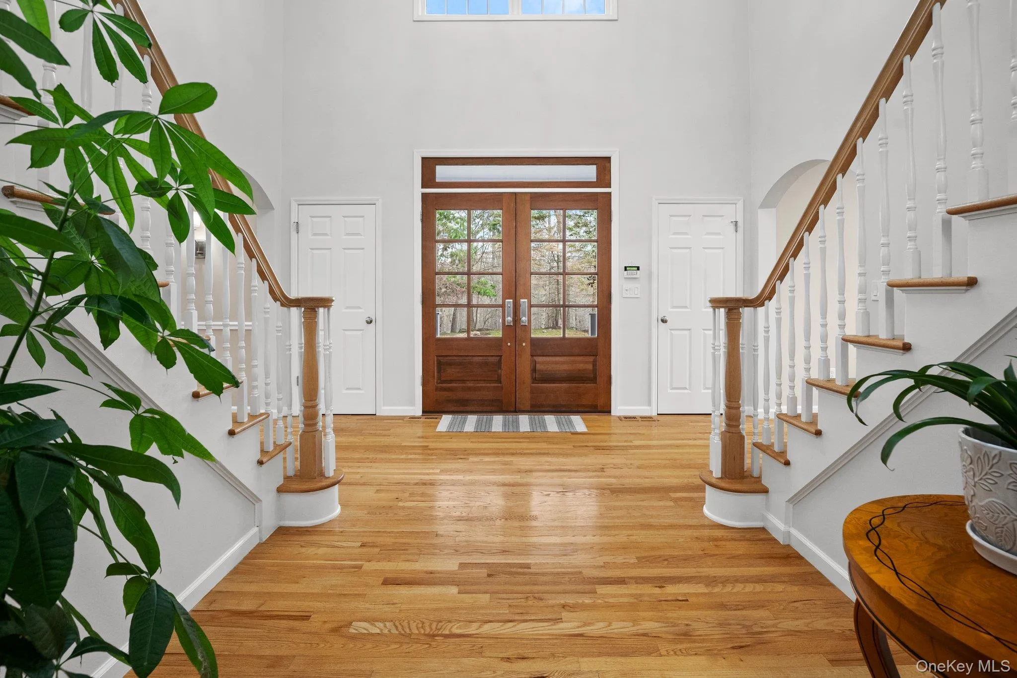 Beautiful formal entry with soaring ceilings Beautiful formal entry with soaring ceilings