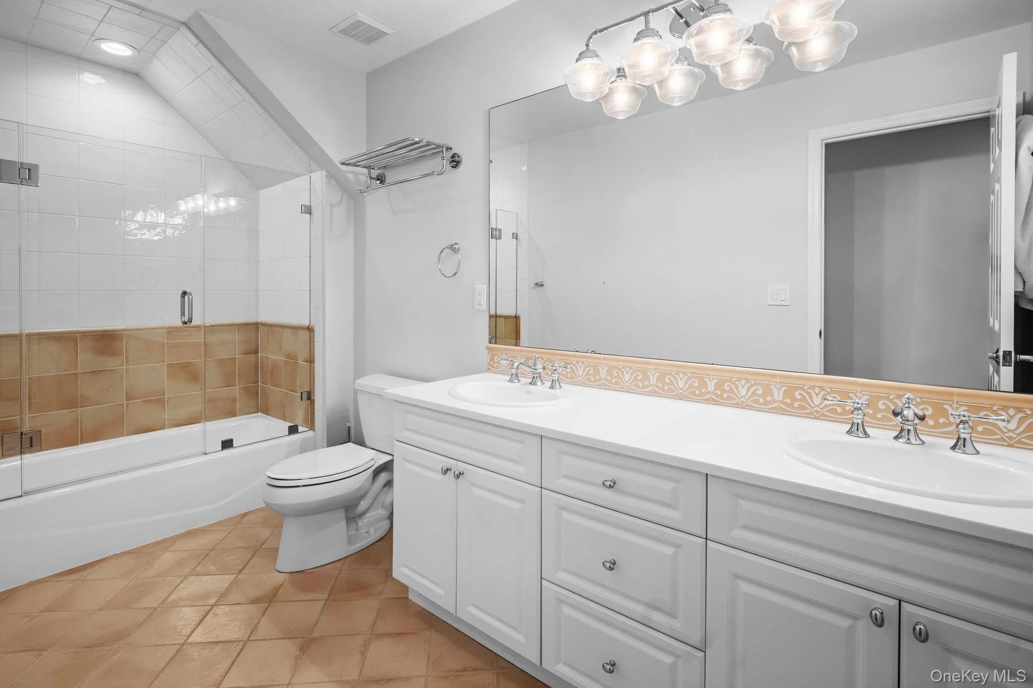 Spacious full bath Spacious full bath
