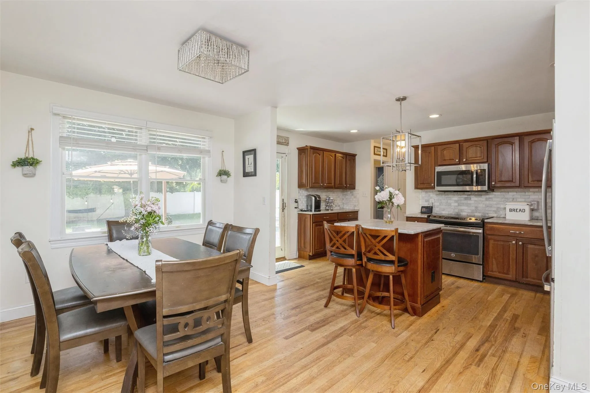 Eat In Kitchen w Stainless Steel Appliances Eat In Kitchen w Stainless Steel Appliances